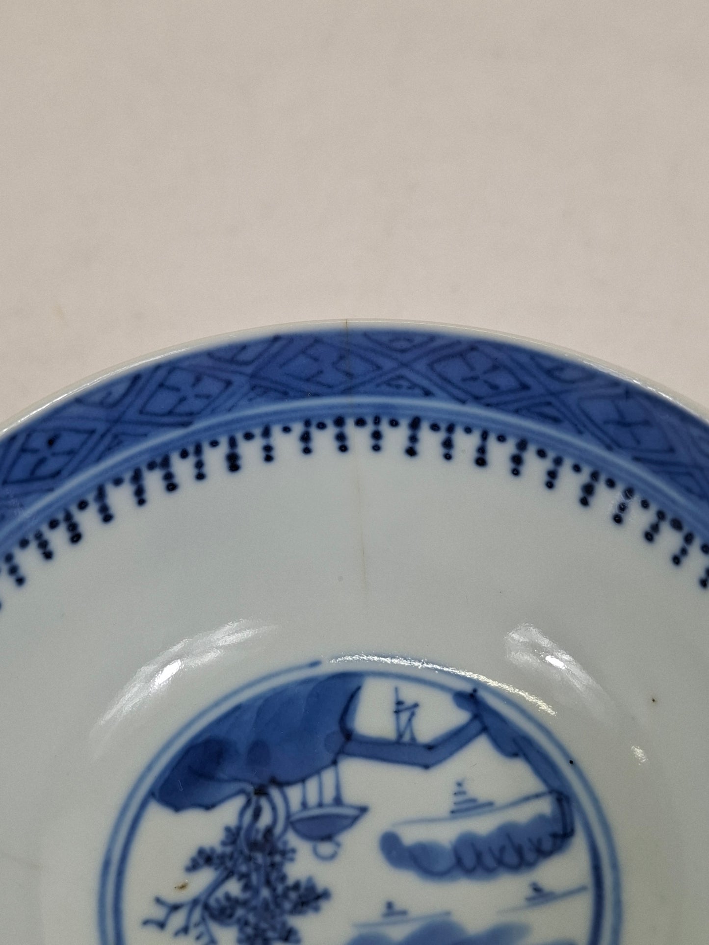 Tigela chinesa antiga Guangxu decorada com uma cena de paisagem // Azul e branco - renascimento Kangxi - século 19