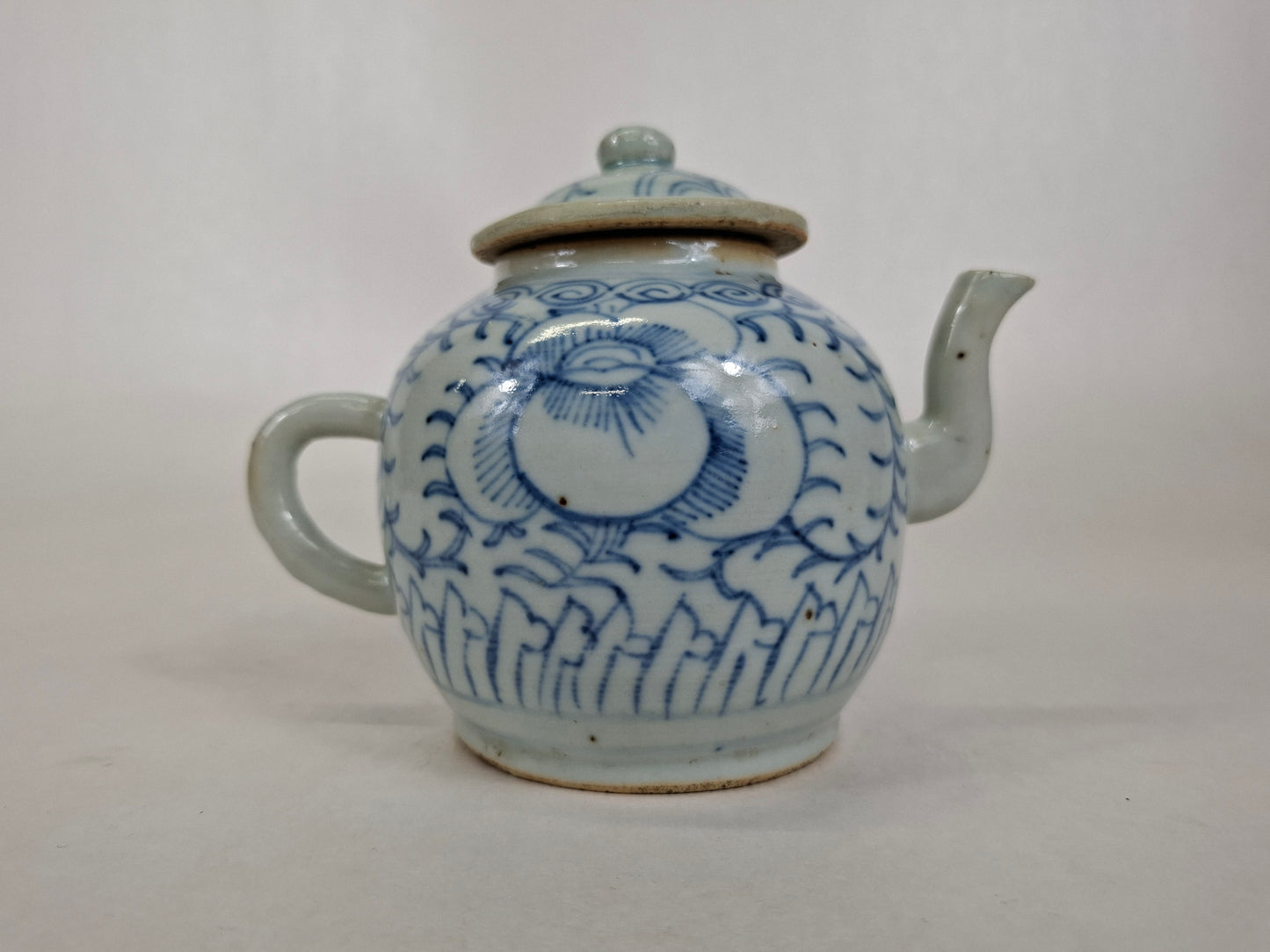 Bule chinês antigo decorado com flores // Dinastia Qing - século 19