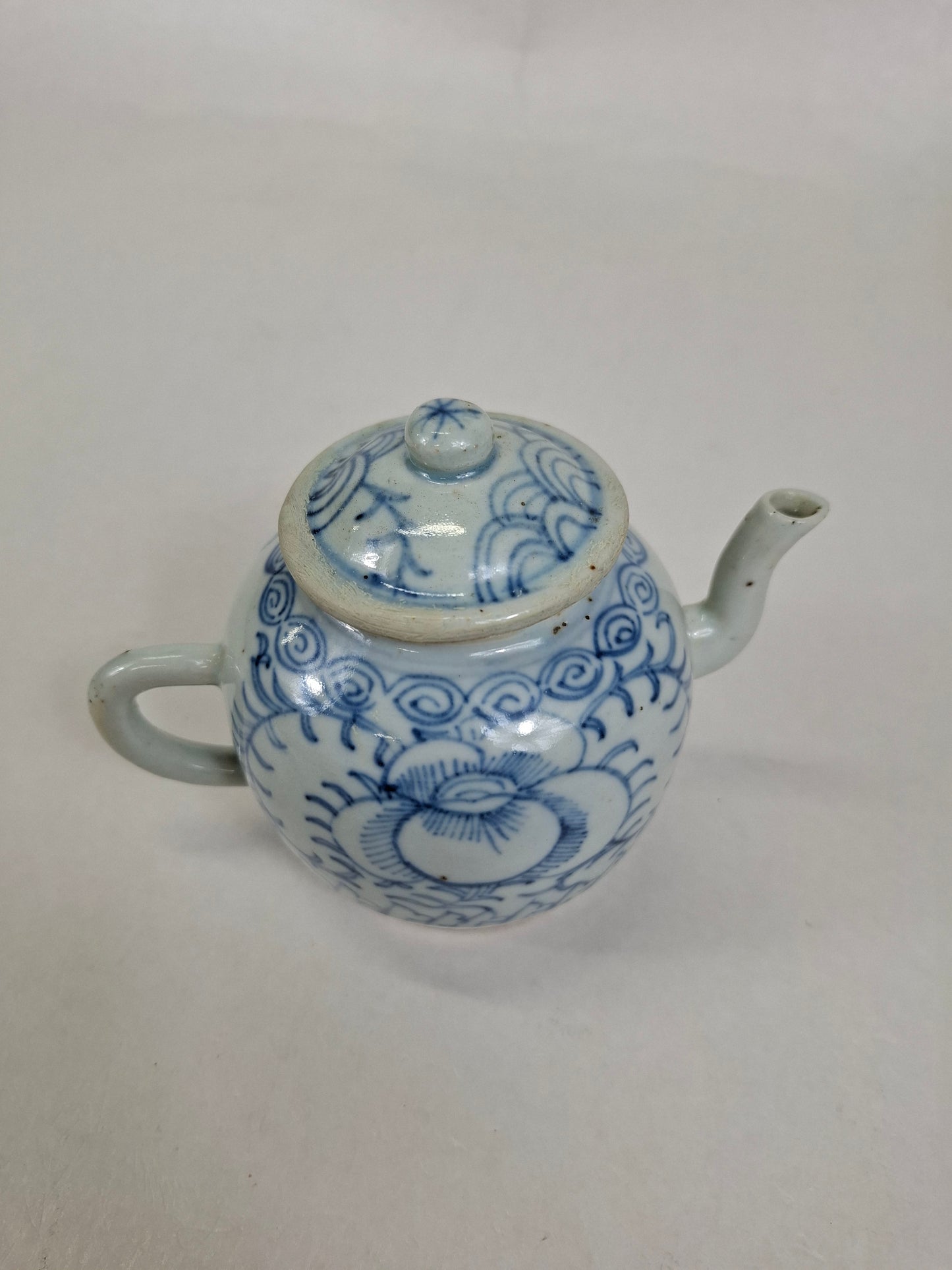 Bule chinês antigo decorado com flores // Dinastia Qing - século 19