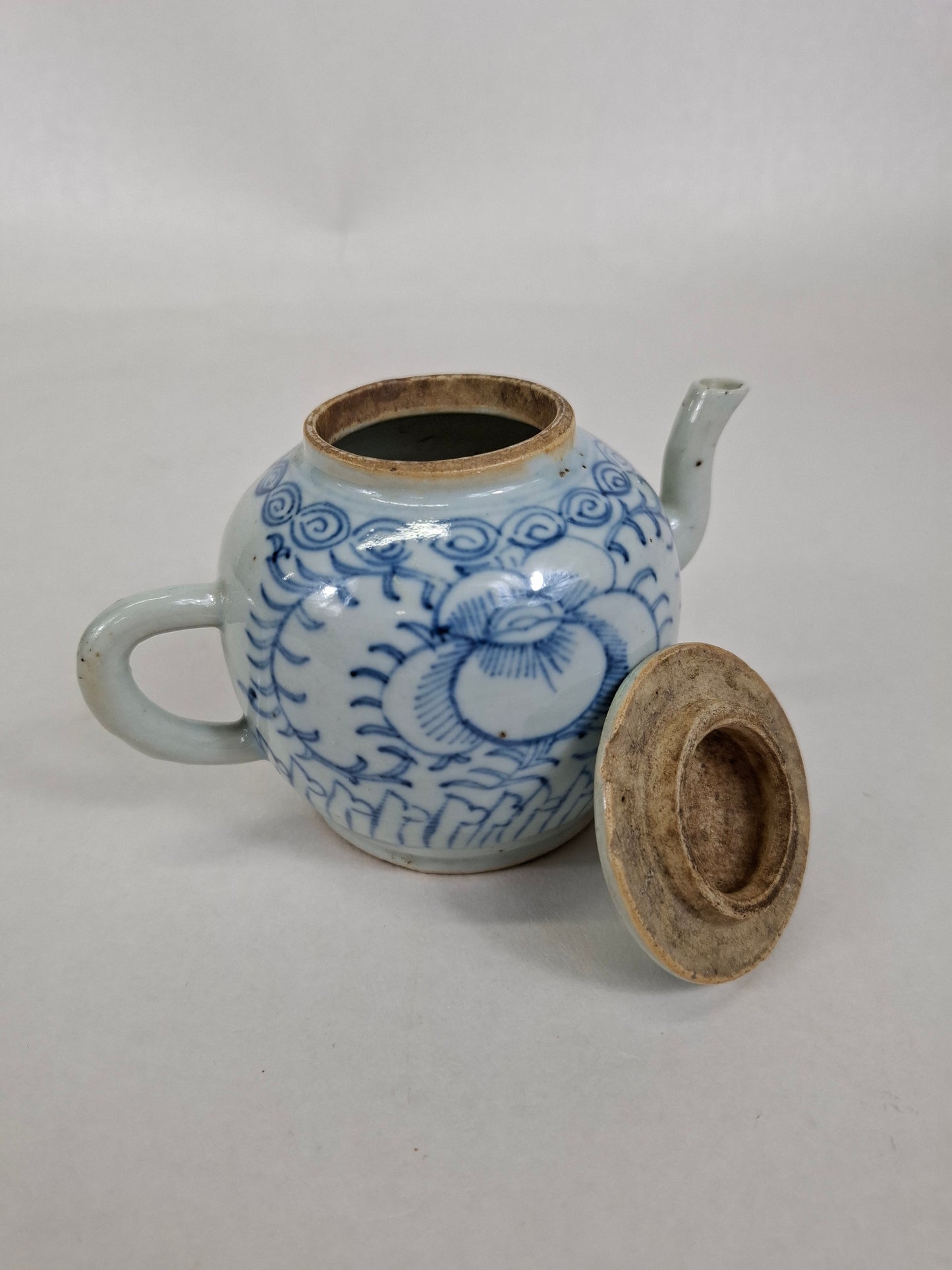 Bule chinês antigo decorado com flores // Dinastia Qing - século 19