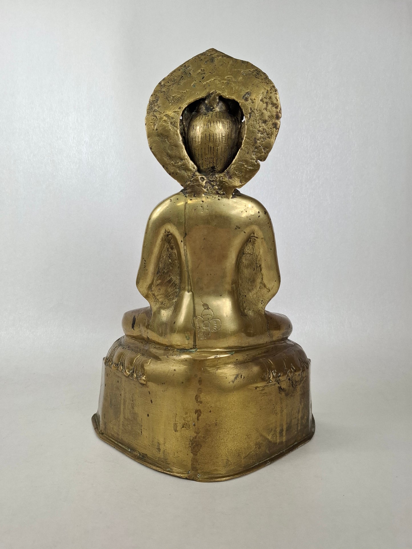 Large vintage Chinese sitting buddha in meditation posture // Brass - 20th century