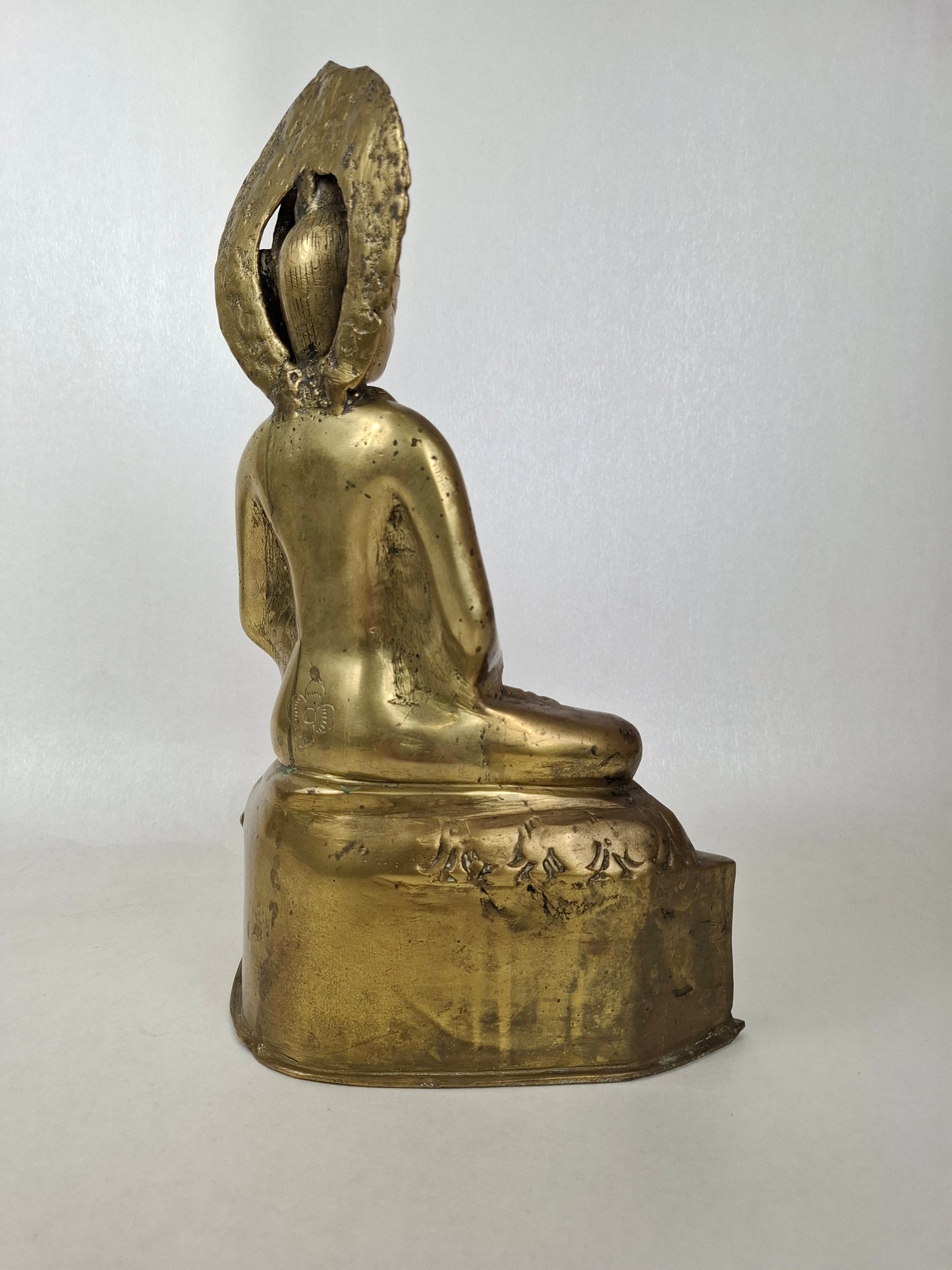 Large vintage Chinese sitting buddha in meditation posture // Brass - 20th century