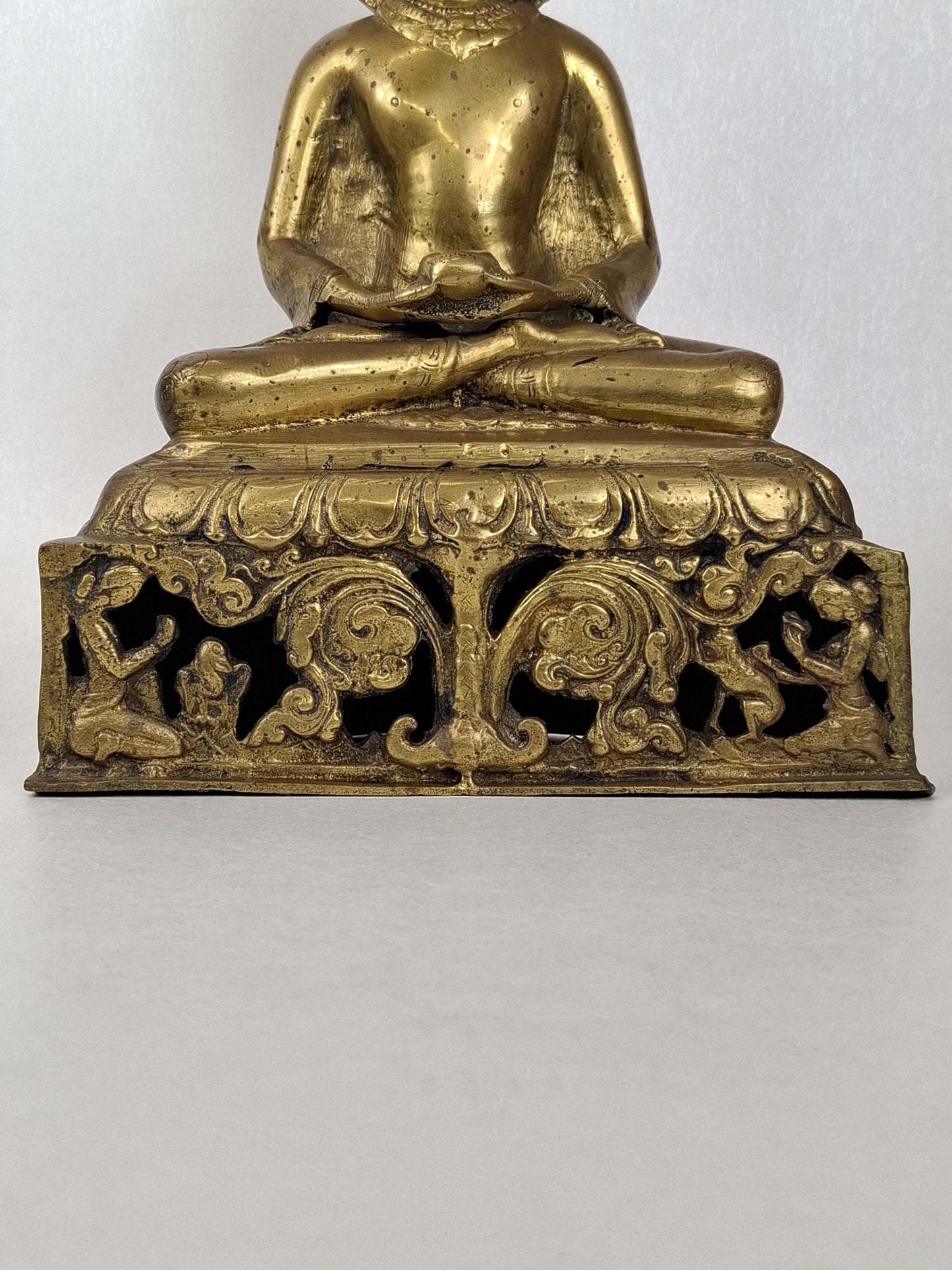 Large vintage Chinese sitting buddha in meditation posture // Brass - 20th century