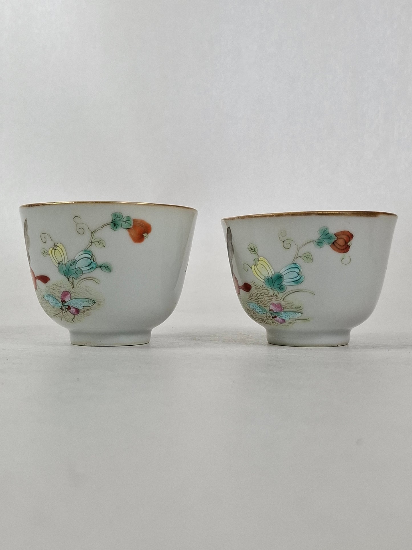 一套两只中国古董粉彩茶杯，饰以蝴蝶和花卉图案 // 同治款 - 20世纪早期