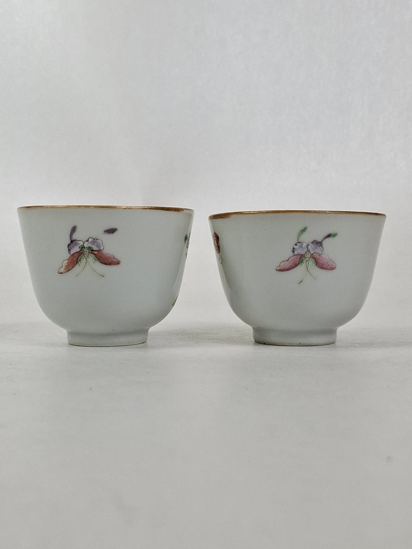 一套两只中国古董粉彩茶杯，饰以蝴蝶和花卉图案 // 同治款 - 20世纪早期