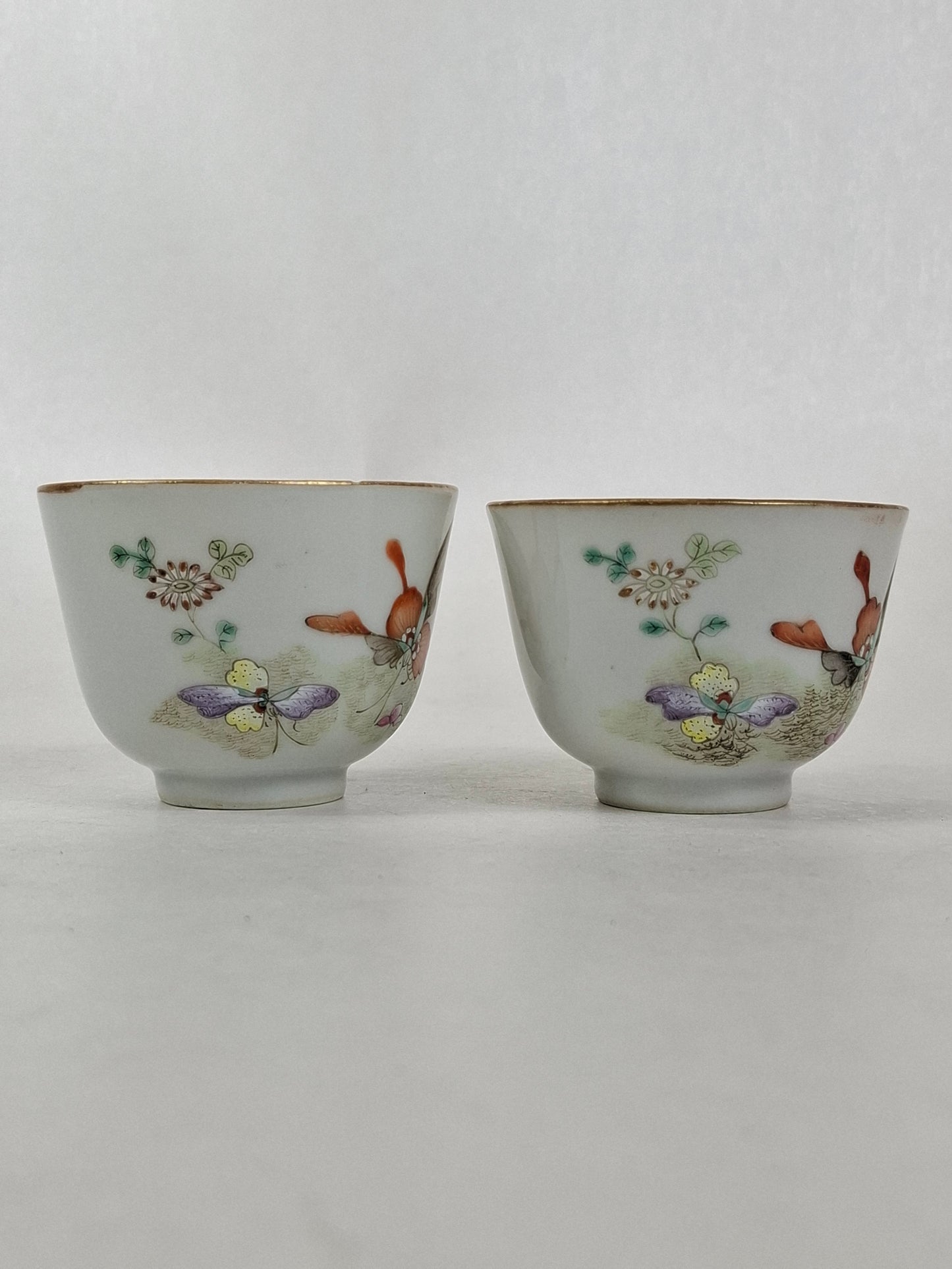 一套两只中国古董粉彩茶杯，饰以蝴蝶和花卉图案 // 同治款 - 20世纪早期
