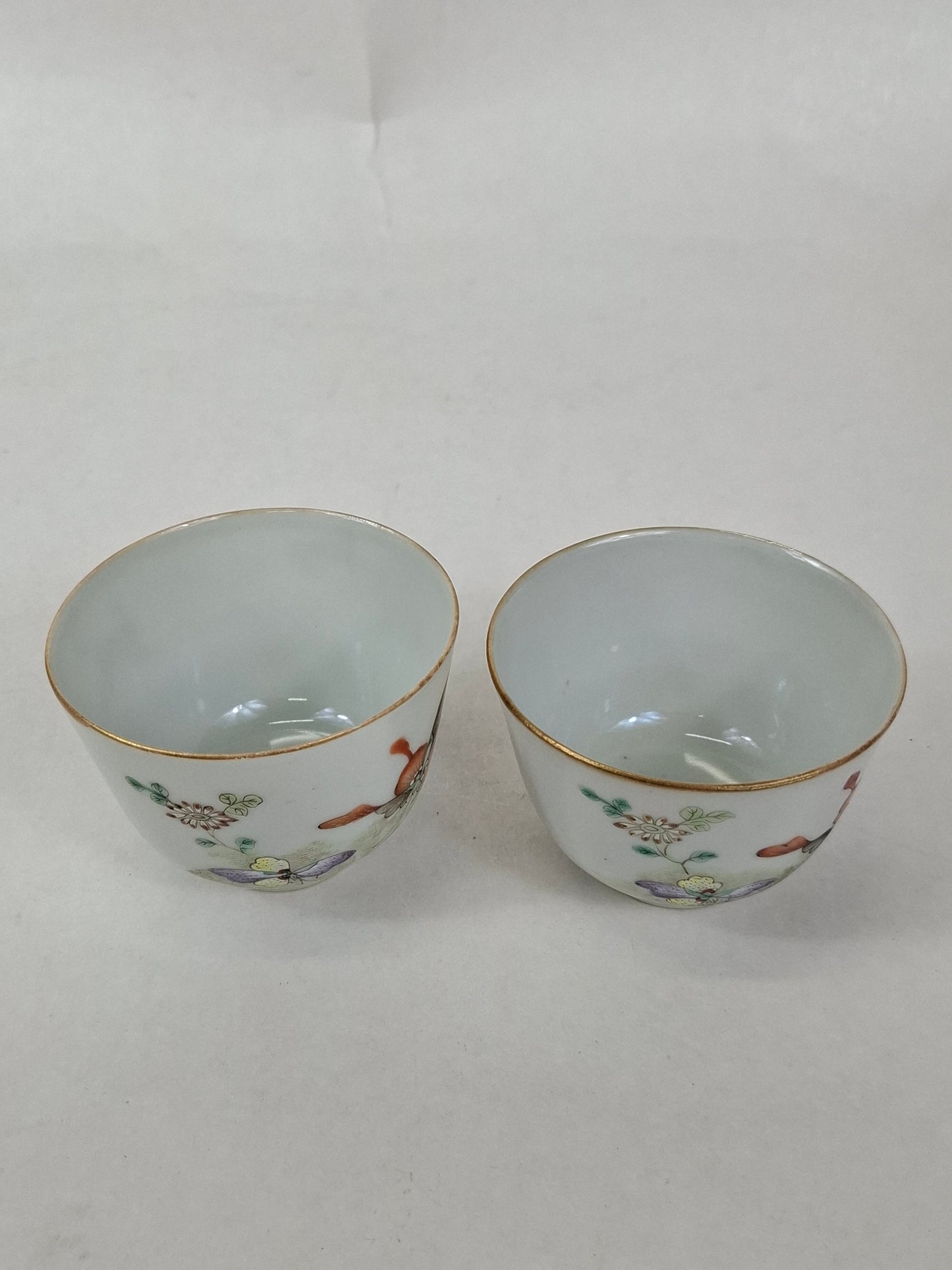 一套两只中国古董粉彩茶杯，饰以蝴蝶和花卉图案 // 同治款 - 20世纪早期