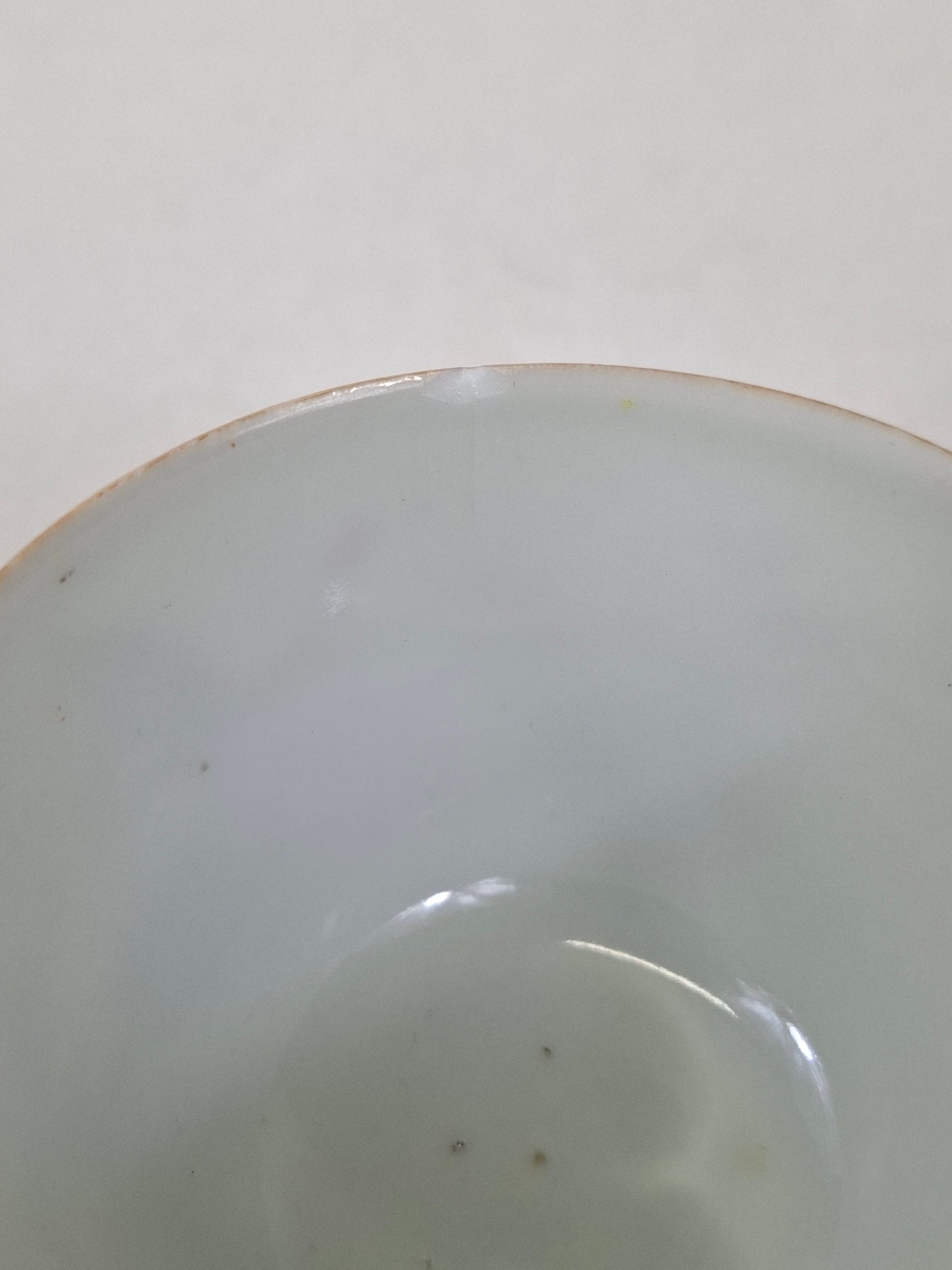 一套两只中国古董粉彩茶杯，饰以蝴蝶和花卉图案 // 同治款 - 20世纪早期