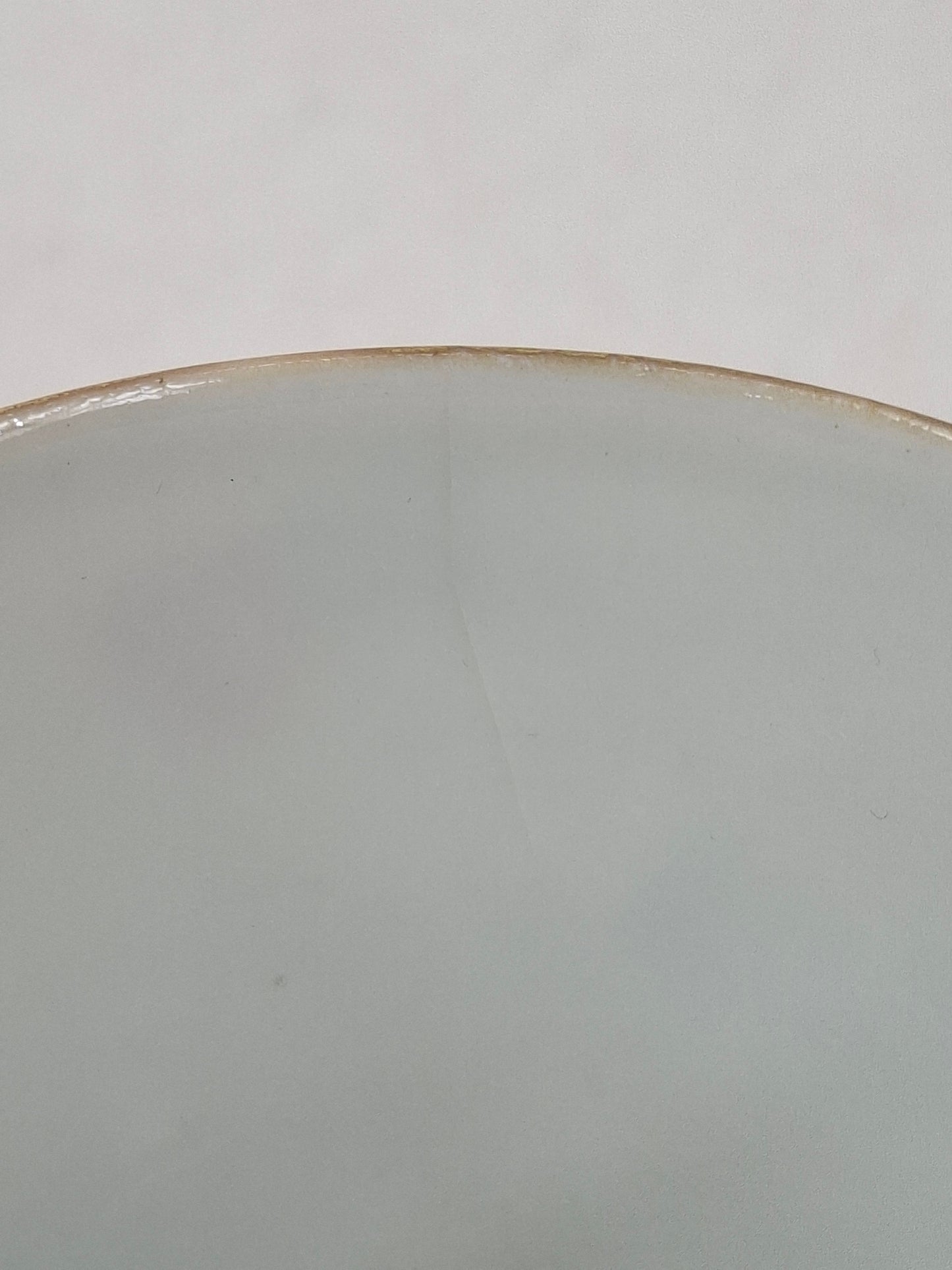 一套两只中国古董粉彩茶杯，饰以蝴蝶和花卉图案 // 同治款 - 20世纪早期