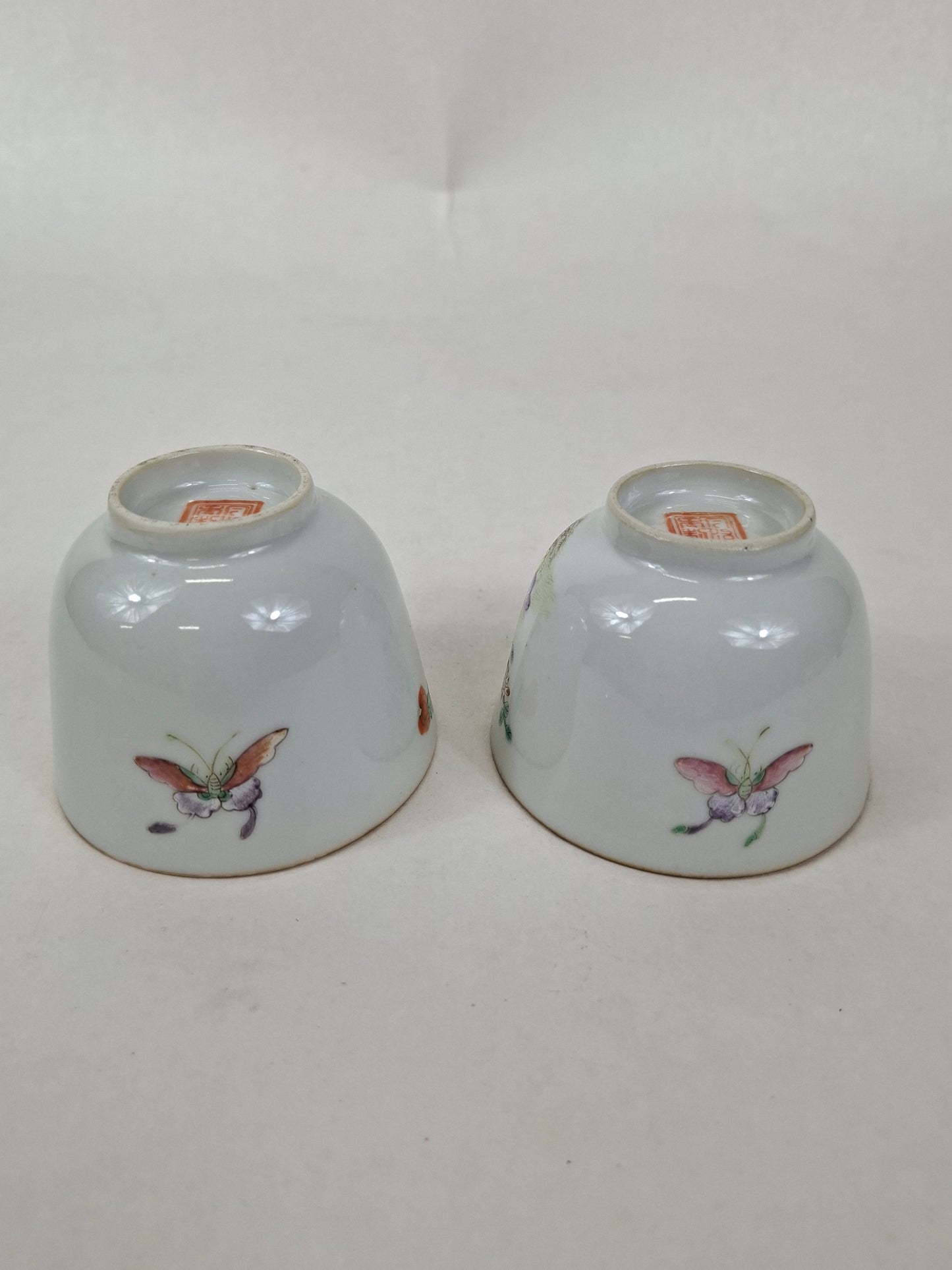 一套两只中国古董粉彩茶杯，饰以蝴蝶和花卉图案 // 同治款 - 20世纪早期
