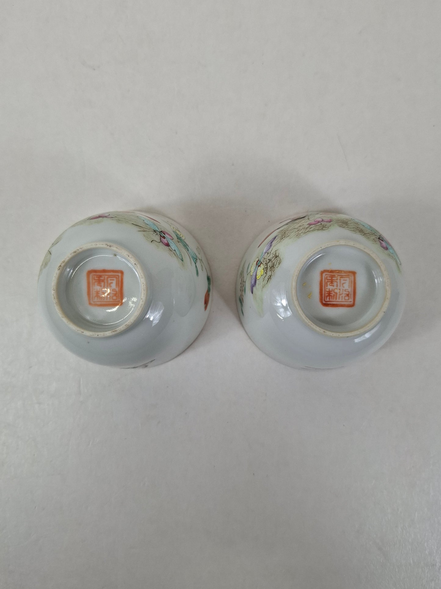 一套两只中国古董粉彩茶杯，饰以蝴蝶和花卉图案 // 同治款 - 20世纪早期