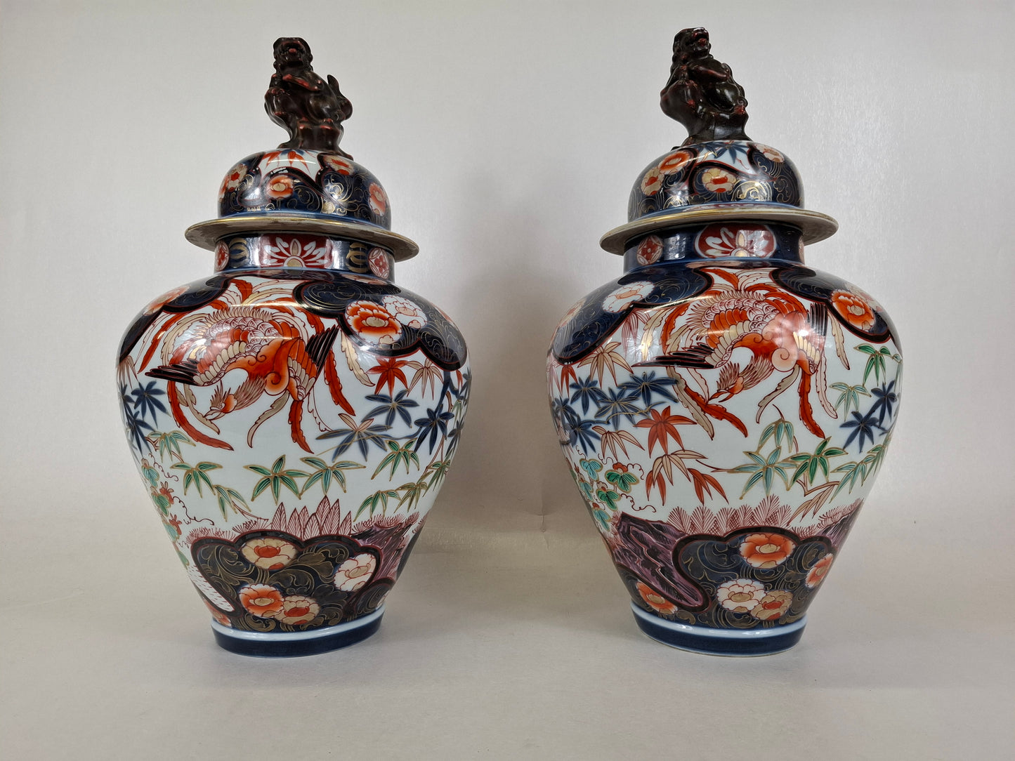 一对大型日本伊万里瓷器，饰以凤凰图案 // 明治时期 - 19世纪早期