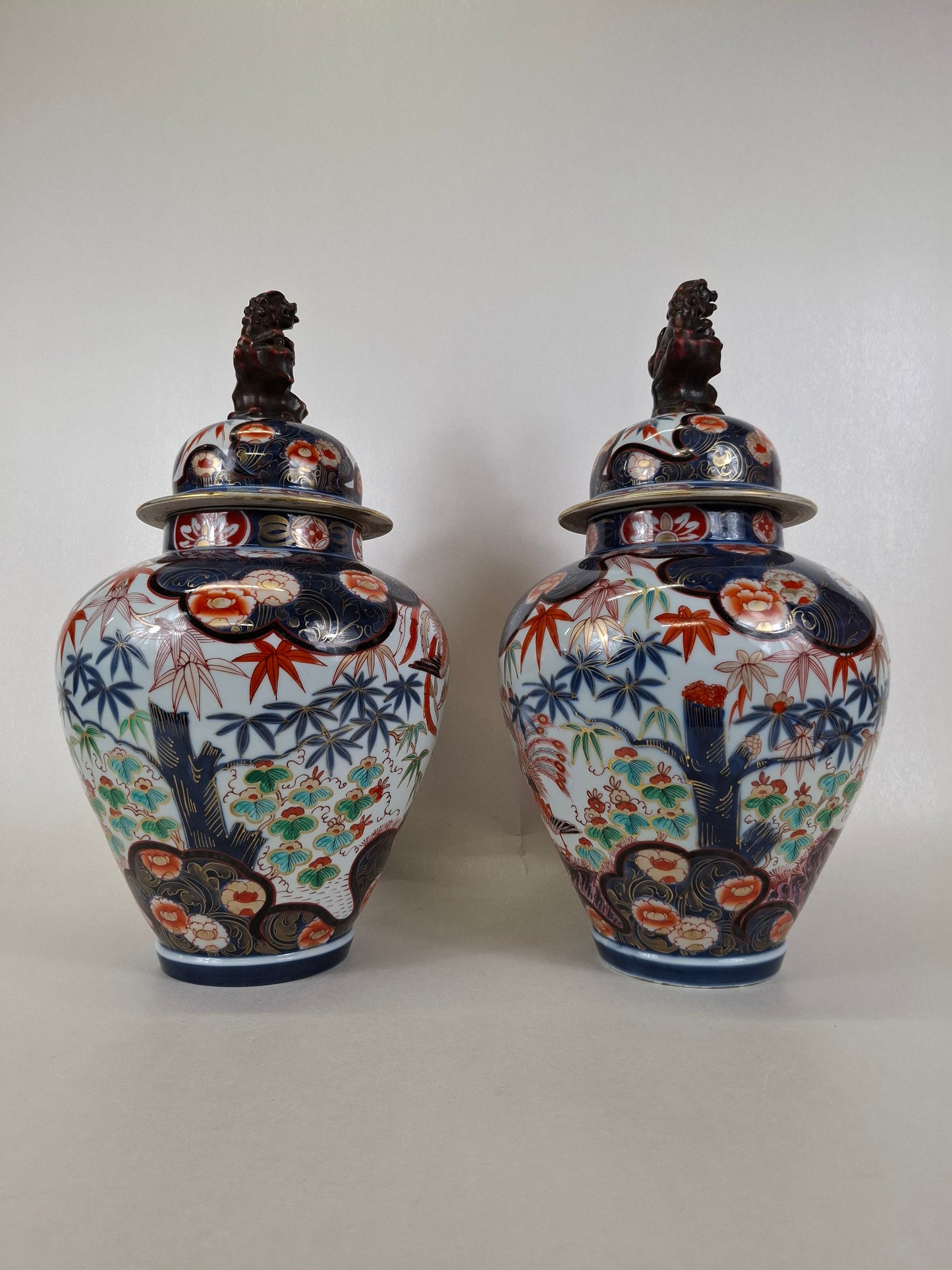 一对大型日本伊万里瓷器，饰以凤凰图案 // 明治时期 - 19世纪早期