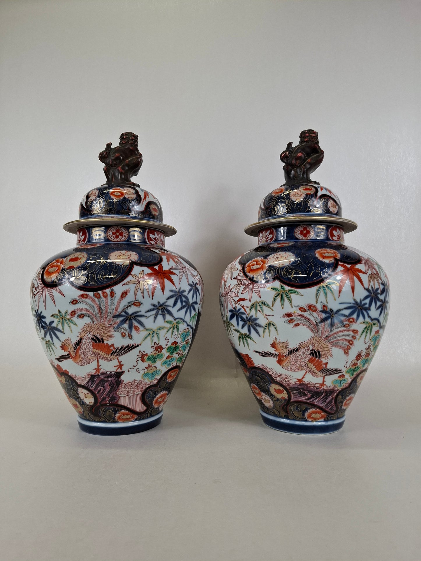 一对大型日本伊万里瓷器，饰以凤凰图案 // 明治时期 - 19世纪早期