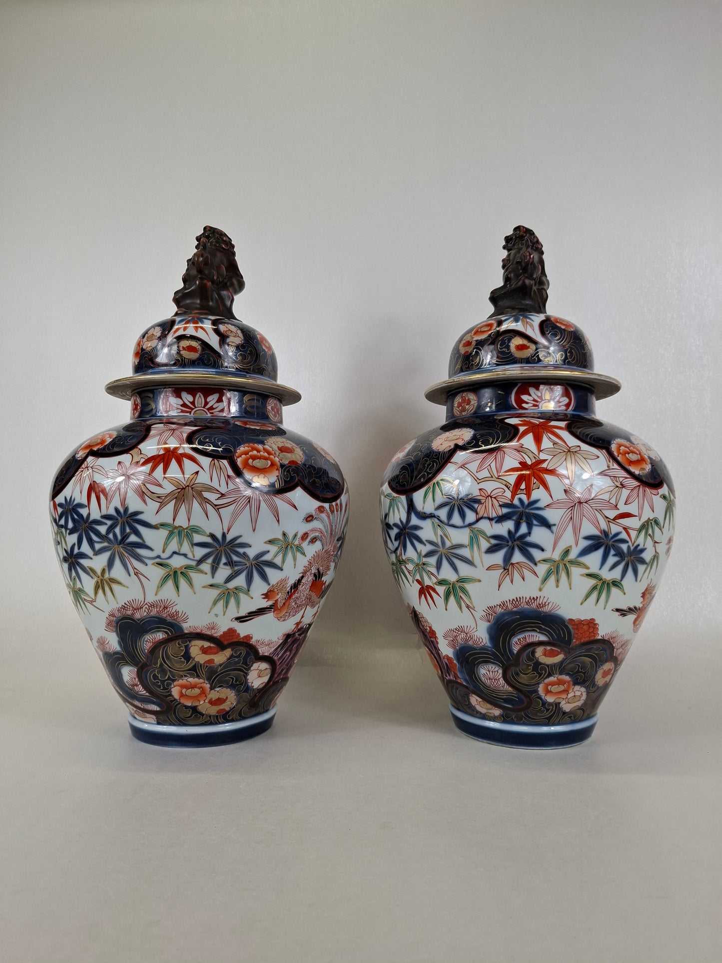 一对大型日本伊万里瓷器，饰以凤凰图案 // 明治时期 - 19世纪早期
