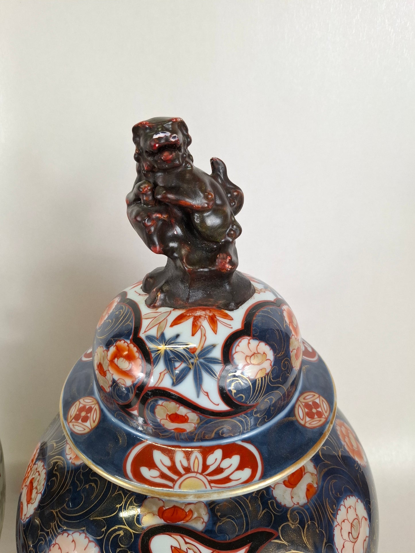 一对大型日本伊万里瓷器，饰以凤凰图案 // 明治时期 - 19世纪早期