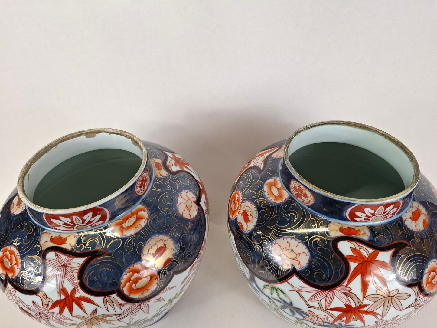 一对大型日本伊万里瓷器，饰以凤凰图案 // 明治时期 - 19世纪早期