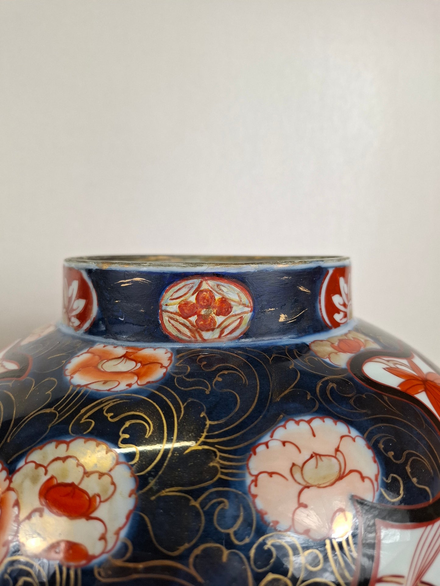 一对大型日本伊万里瓷器，饰以凤凰图案 // 明治时期 - 19世纪早期