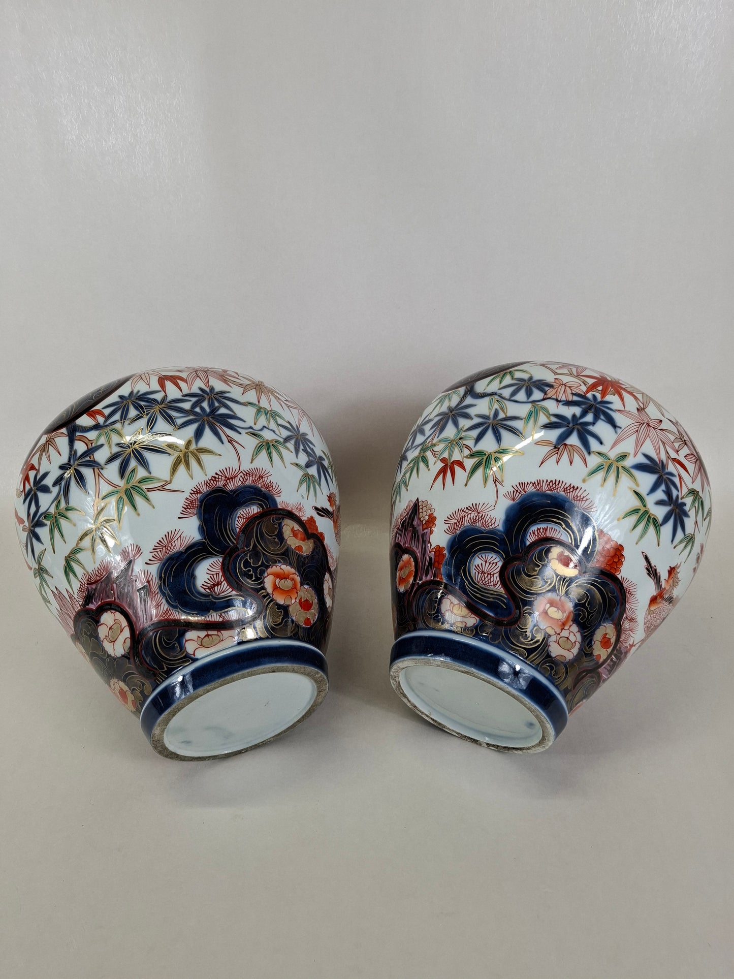 一对大型日本伊万里瓷器，饰以凤凰图案 // 明治时期 - 19世纪早期