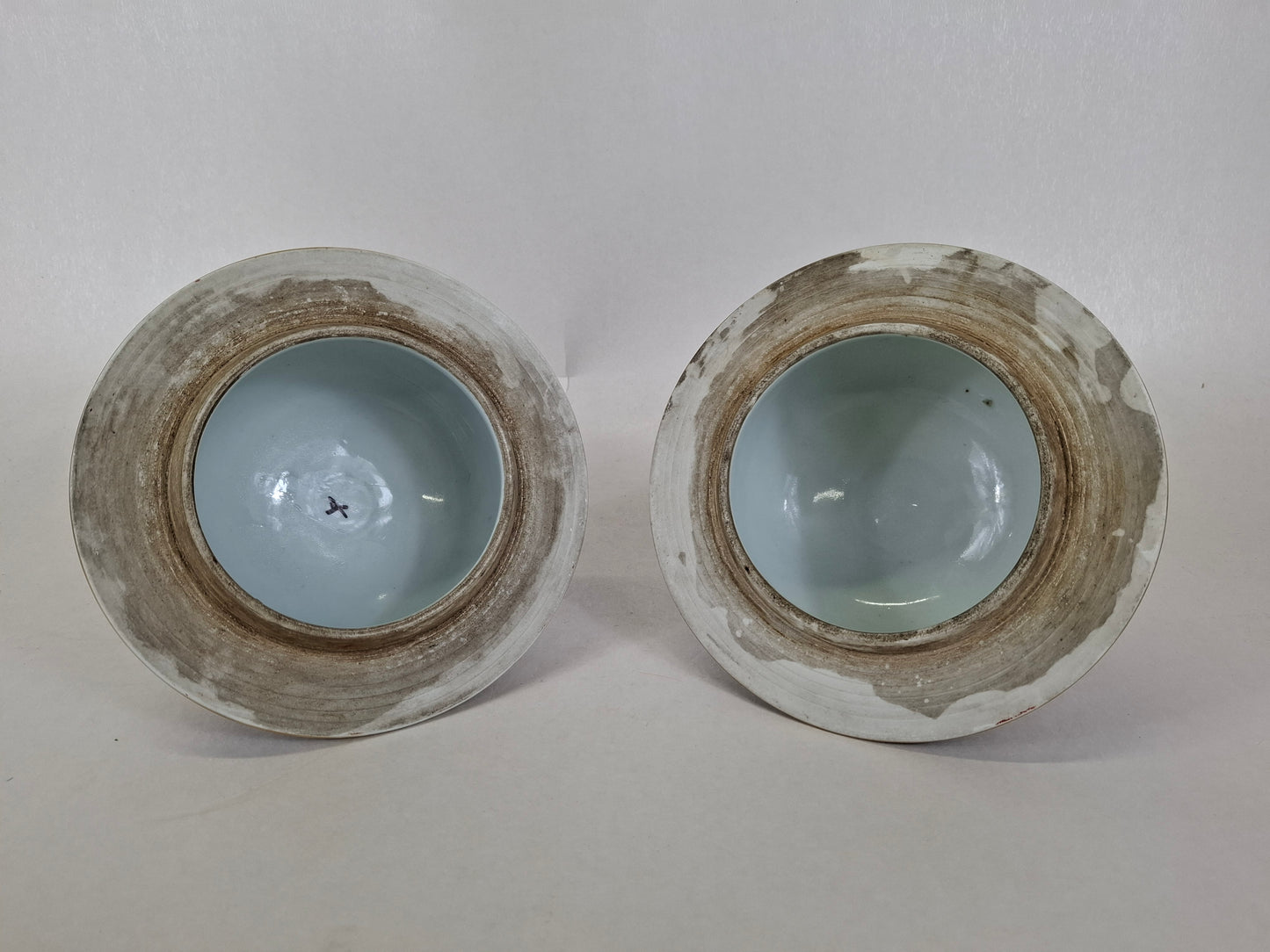 一对大型日本伊万里瓷器，饰以凤凰图案 // 明治时期 - 19世纪早期