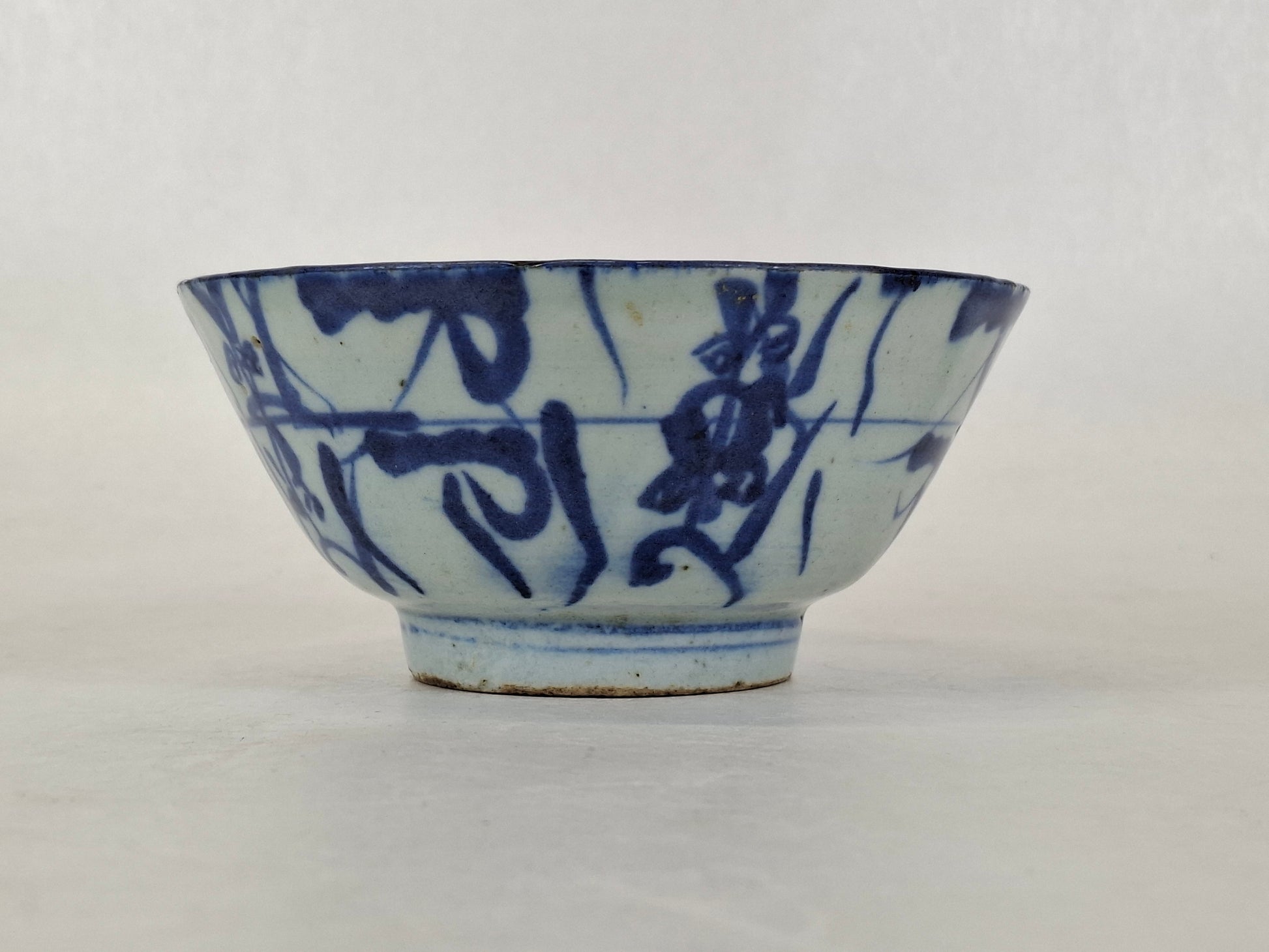 Authentic 17th century Ming export ware blue and white porcelain bowl. Hand painted, decorative and colletible chinese antique 
