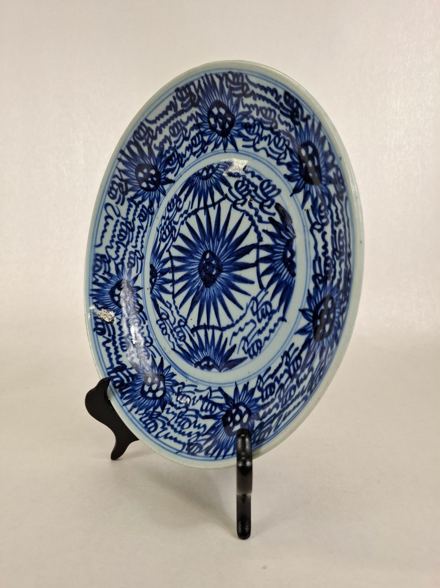 Grande prato chinês antigo decorado com flores de lótus // Dinastia Qing - século XVIII