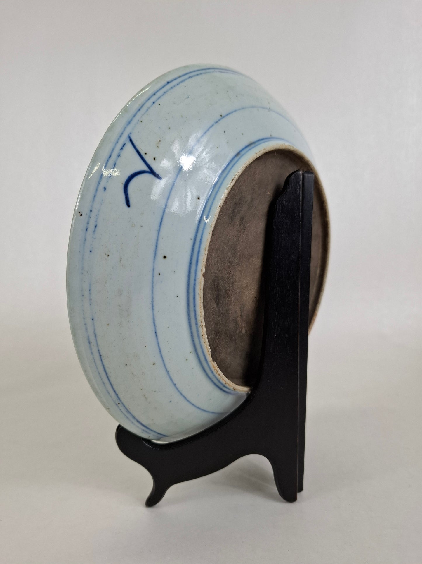 Grande prato chinês antigo decorado com flores de lótus // Dinastia Qing - século XVIII