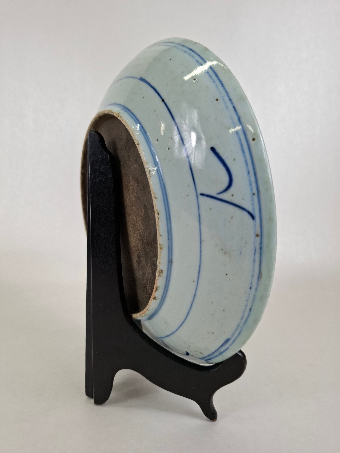 Grande prato chinês antigo decorado com flores de lótus // Dinastia Qing - século XVIII