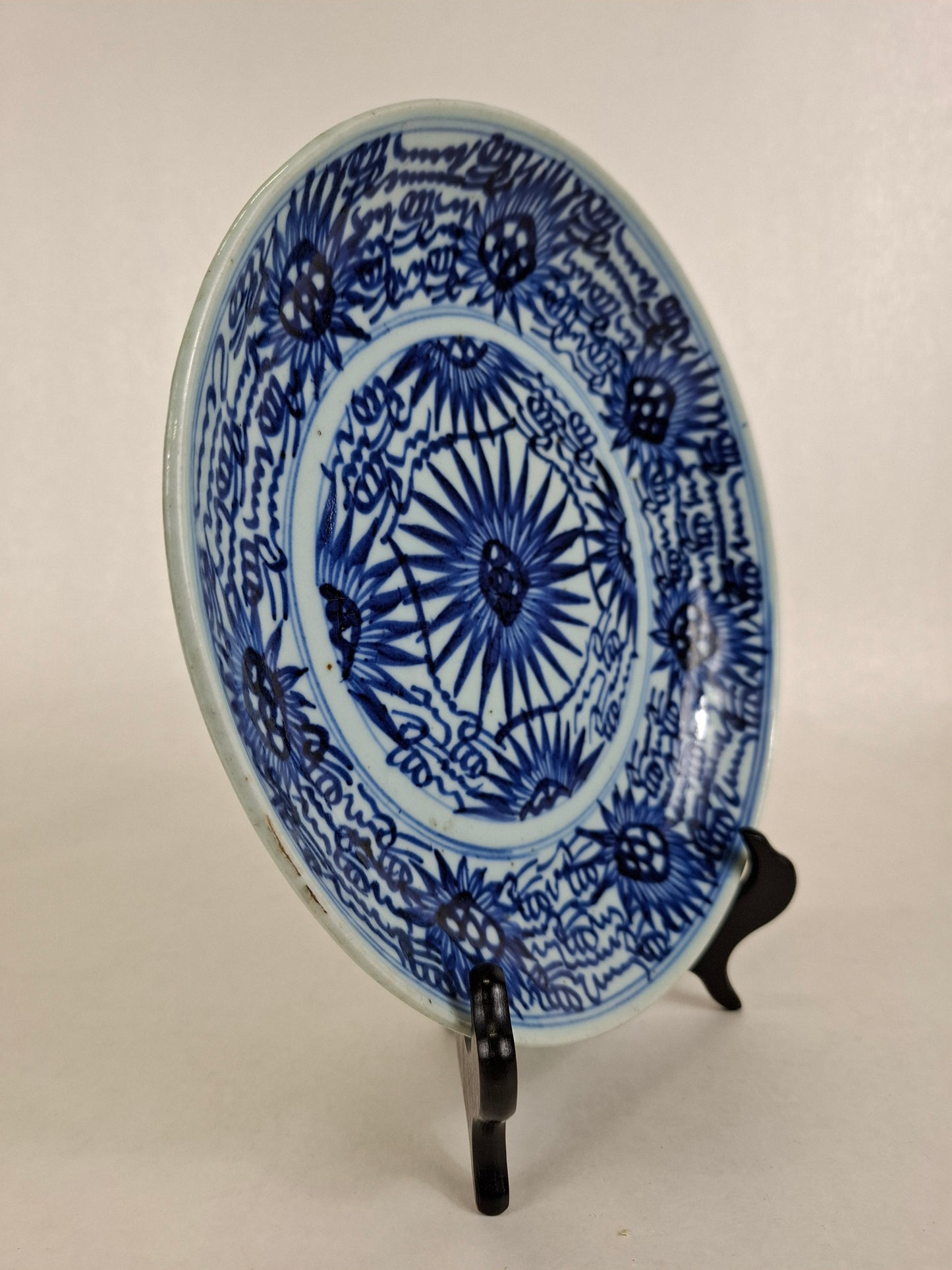 Grande prato chinês antigo decorado com flores de lótus // Dinastia Qing - século XVIII