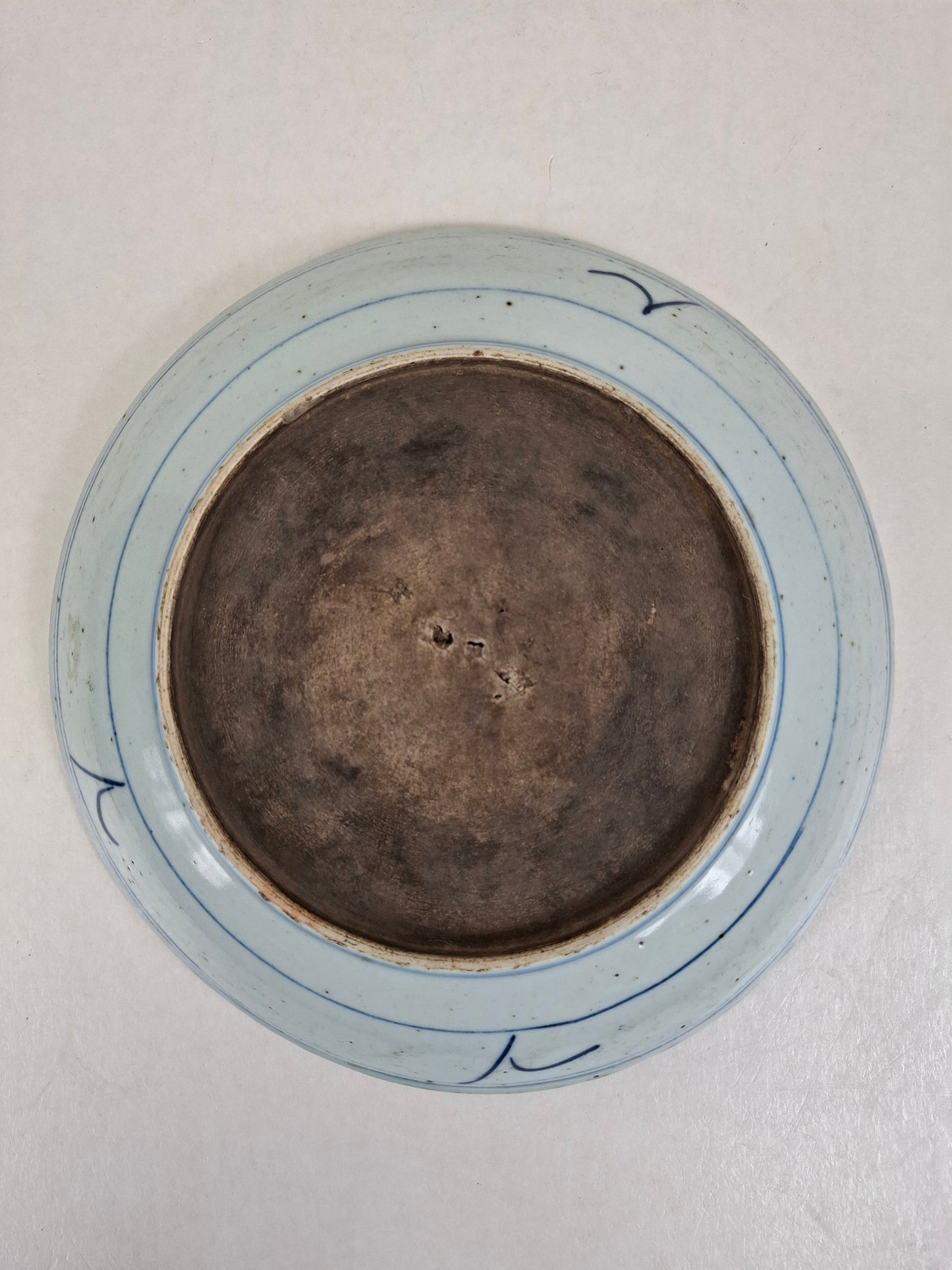 Grande prato chinês antigo decorado com flores de lótus // Dinastia Qing - século XVIII