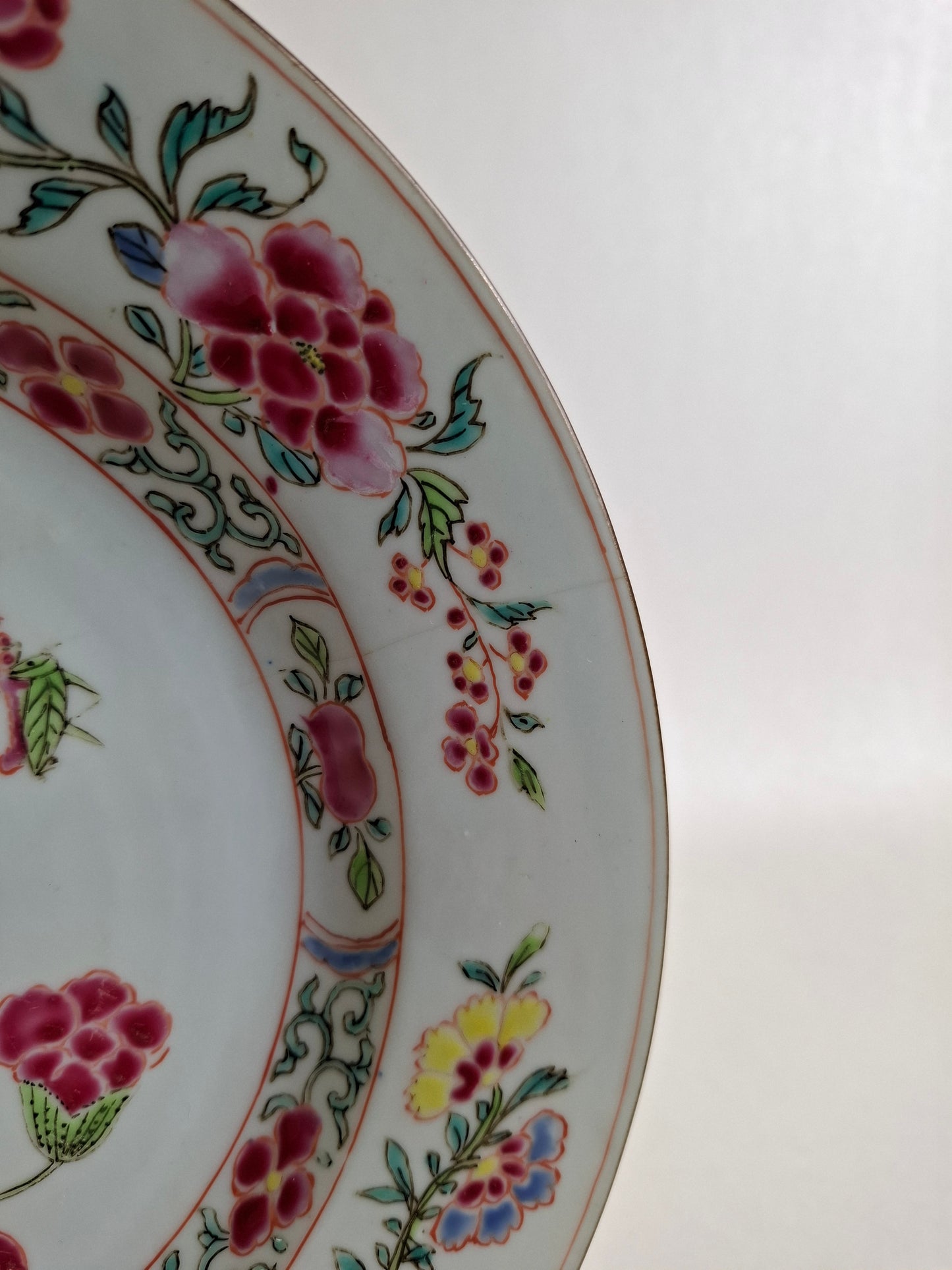 Antique Chinese famille rose plate decorated with peonies // Yongzheng - Qing Dynasty - 18th century