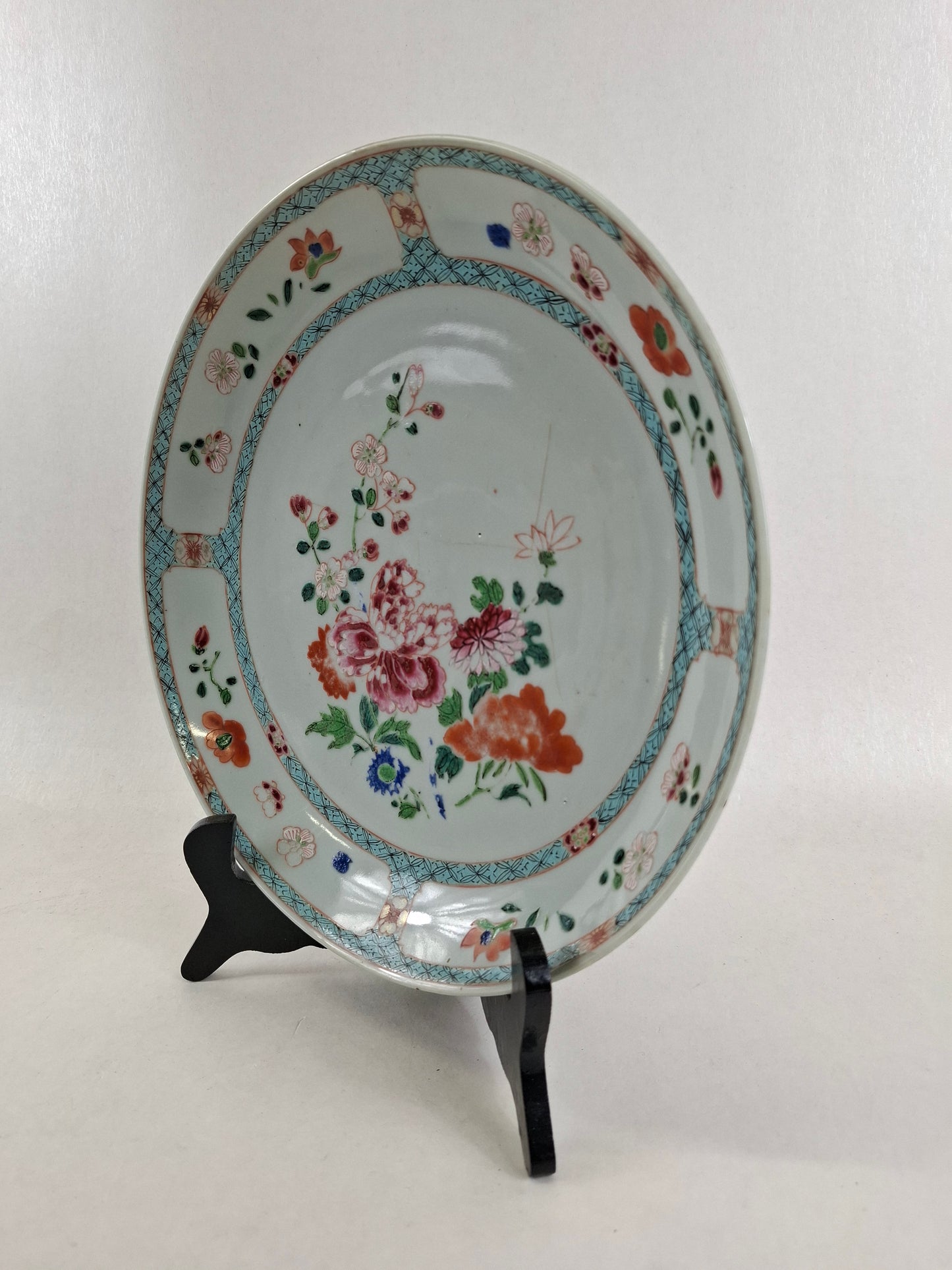 Grande prato antigo chinês famille rose decorado com flores // Qianlong - Dinastia Qing - século XVIII