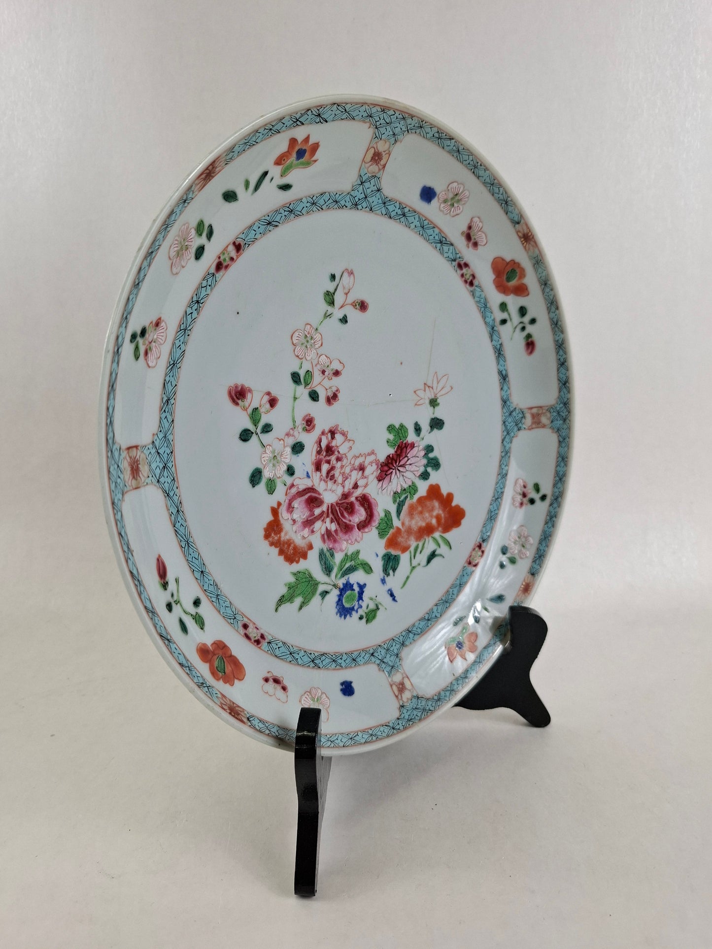 Grande prato antigo chinês famille rose decorado com flores // Qianlong - Dinastia Qing - século XVIII