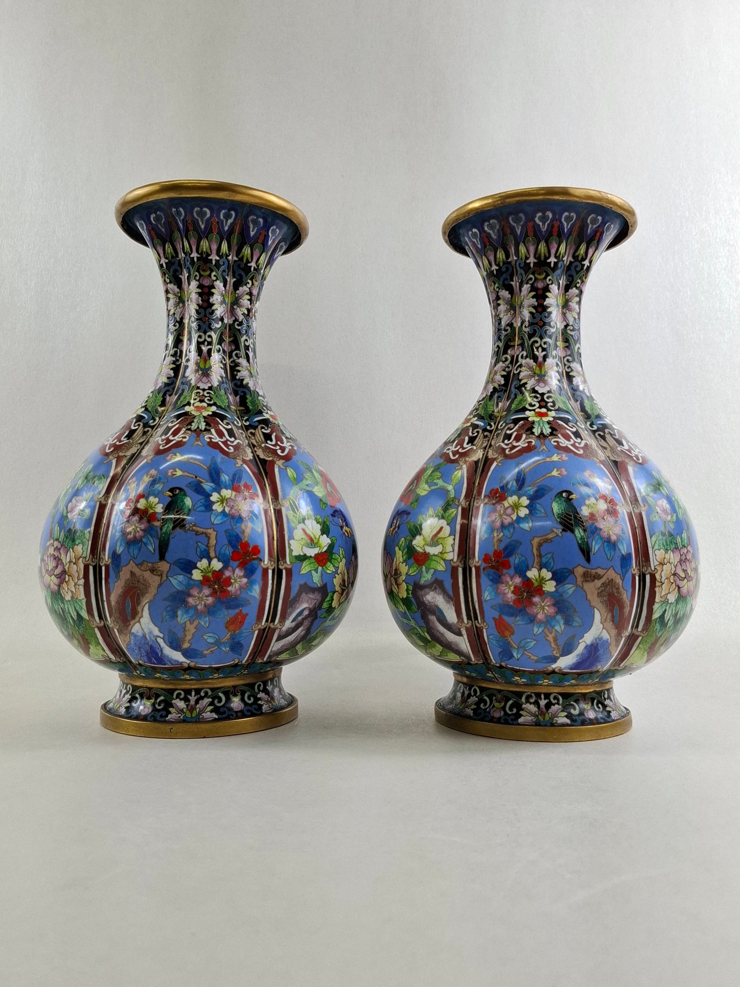 一对中国珐琅彩花瓶，瓶身呈瓣状，饰以花鸟纹 // 20世纪