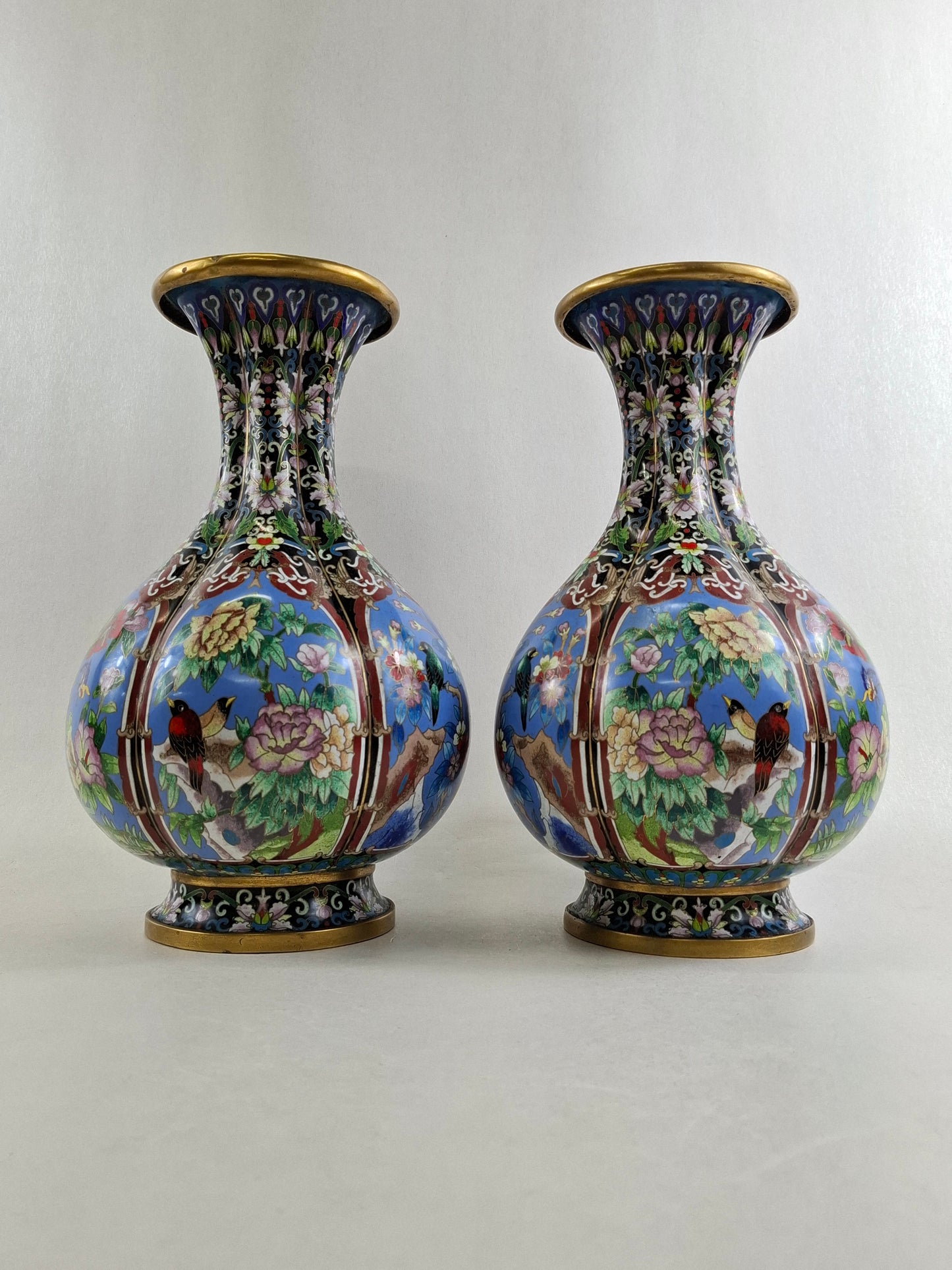 一对中国珐琅彩花瓶，瓶身呈瓣状，饰以花鸟纹 // 20世纪