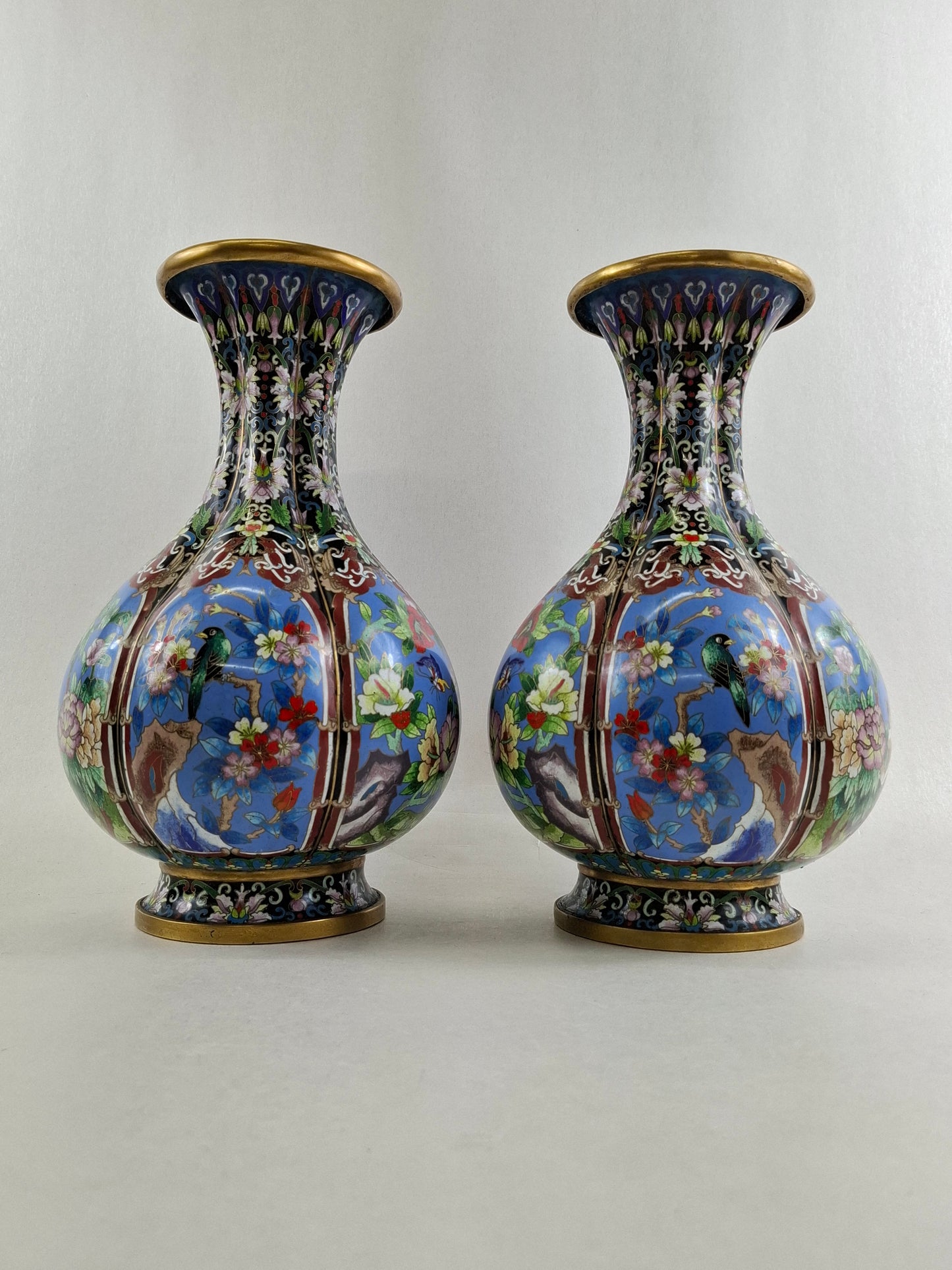 一对中国珐琅彩花瓶，瓶身呈瓣状，饰以花鸟纹 // 20世纪