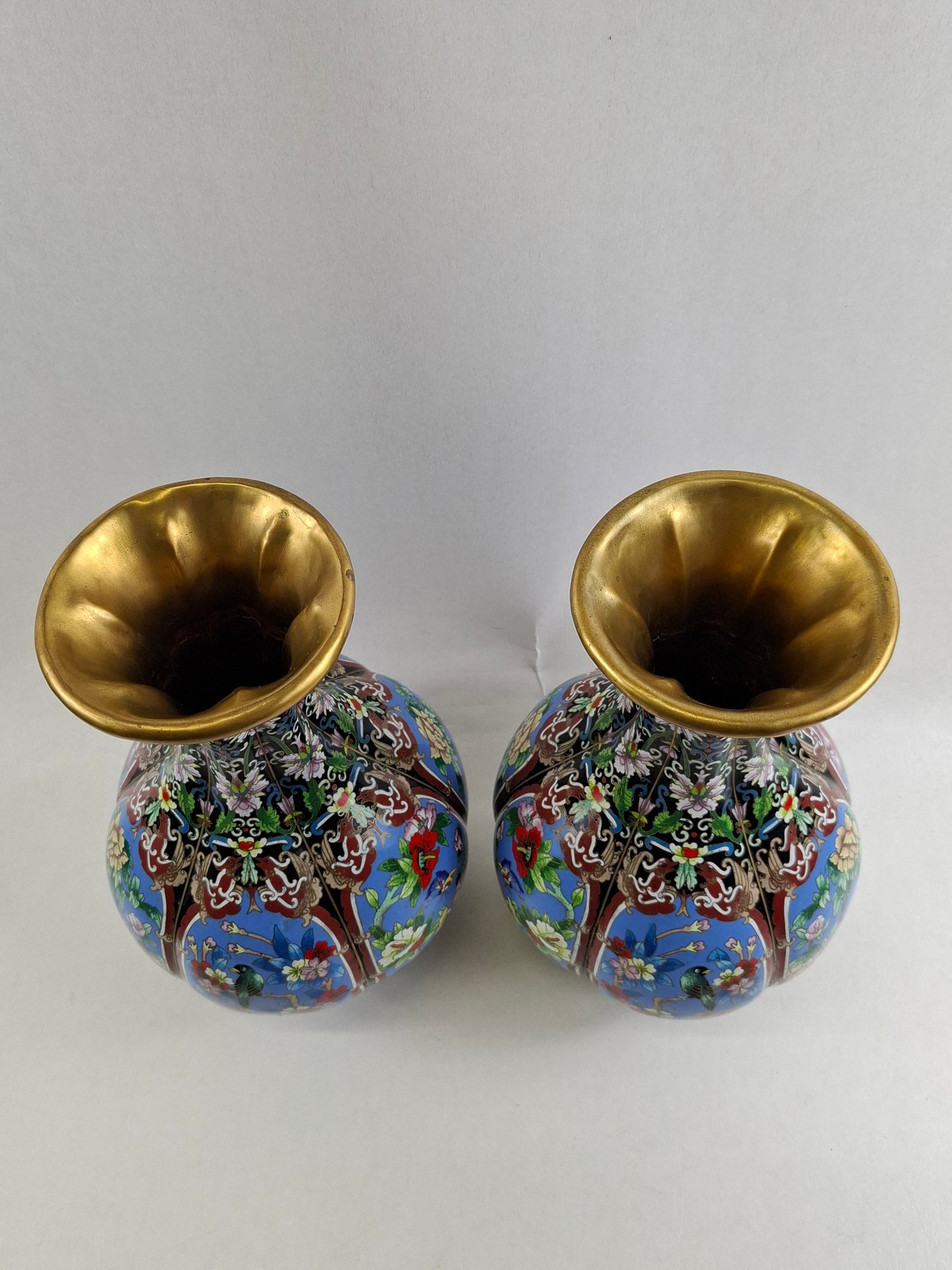 一对中国珐琅彩花瓶，瓶身呈瓣状，饰以花鸟纹 // 20世纪