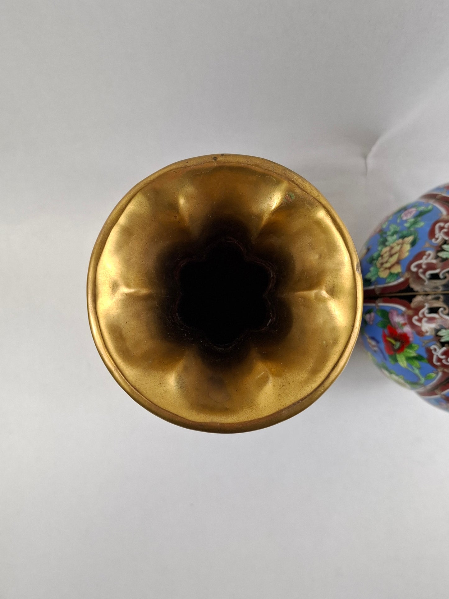 一对中国珐琅彩花瓶，瓶身呈瓣状，饰以花鸟纹 // 20世纪