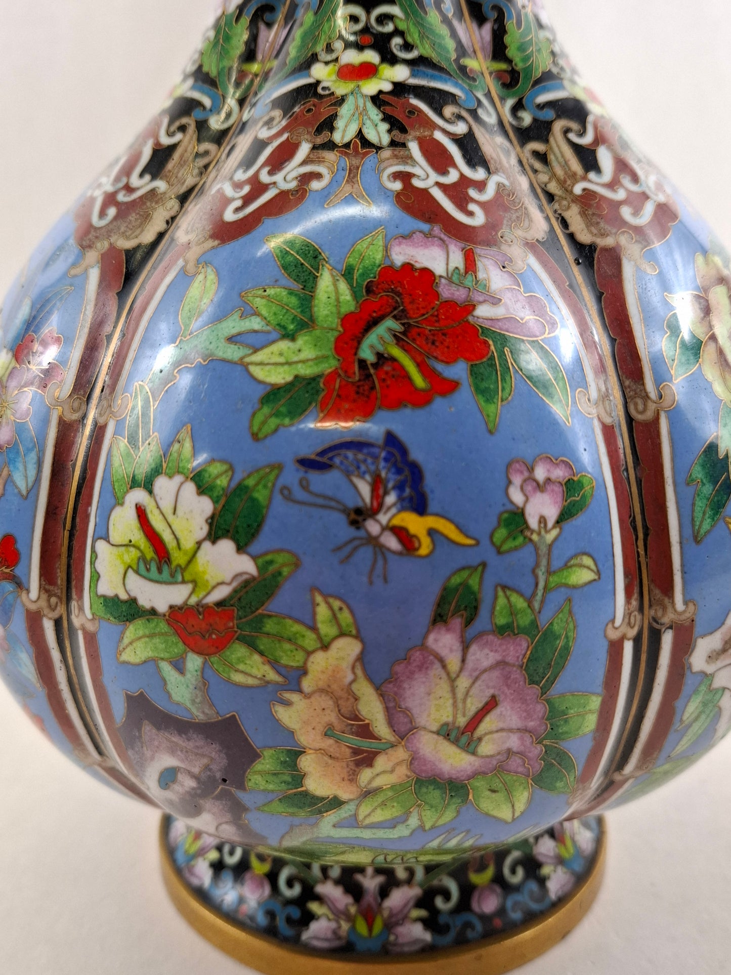 一对中国珐琅彩花瓶，瓶身呈瓣状，饰以花鸟纹 // 20世纪