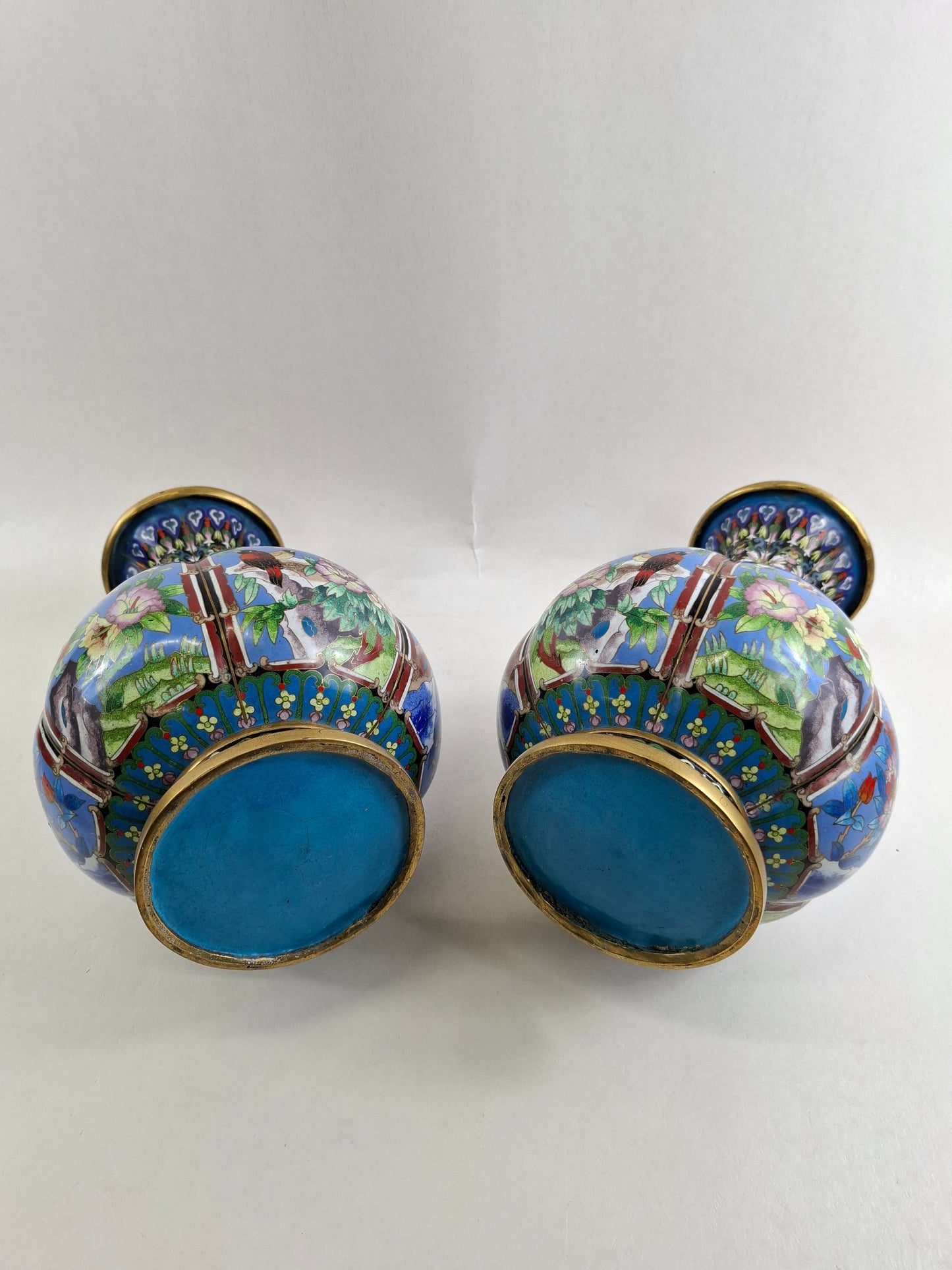 一对中国珐琅彩花瓶，瓶身呈瓣状，饰以花鸟纹 // 20世纪