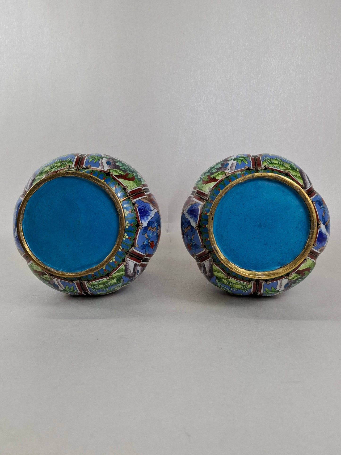 一对中国珐琅彩花瓶，瓶身呈瓣状，饰以花鸟纹 // 20世纪