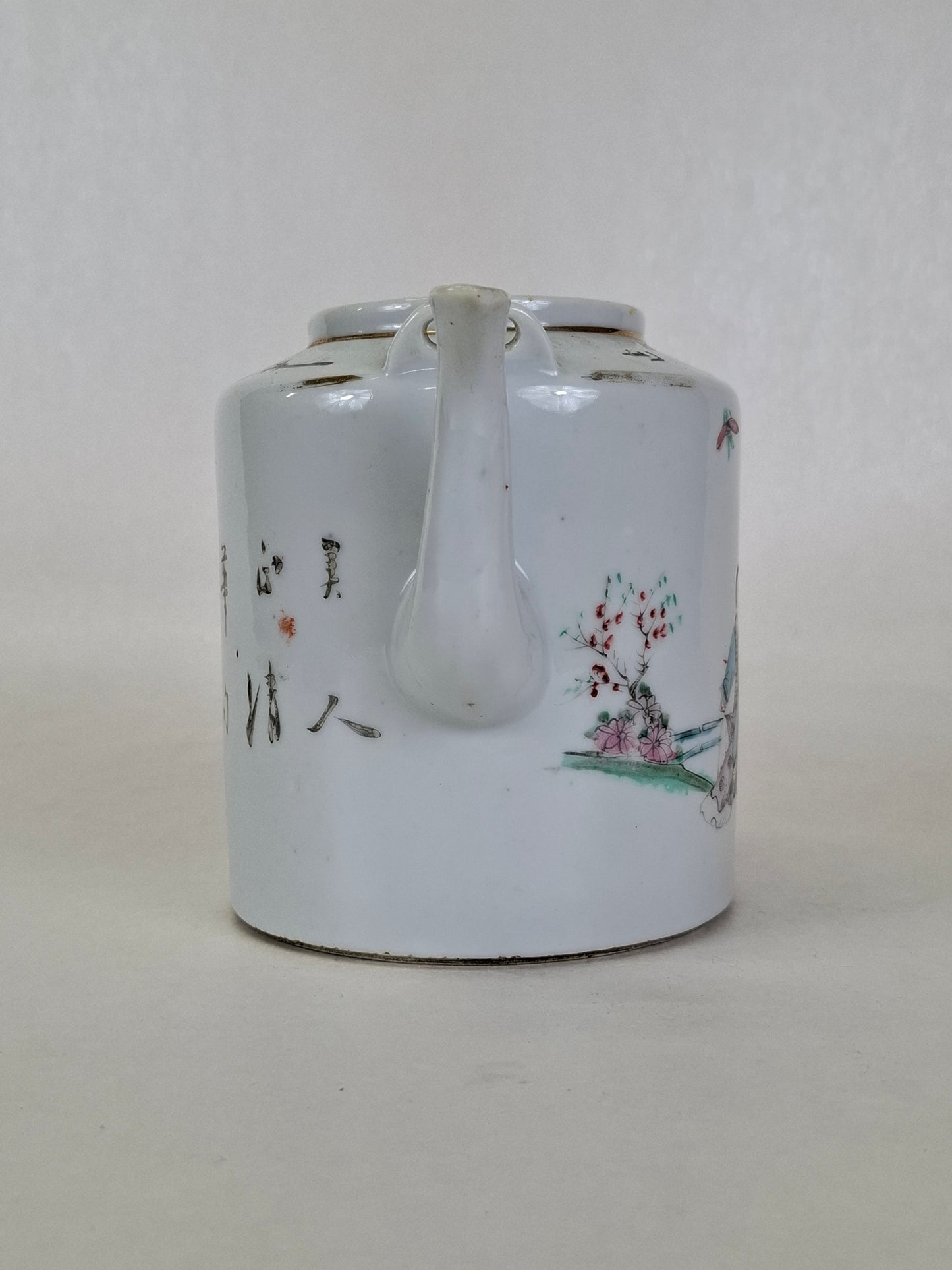 Théière chinoise ancienne décorée d'une scène de jardin // Période républicaine (1912-1949)