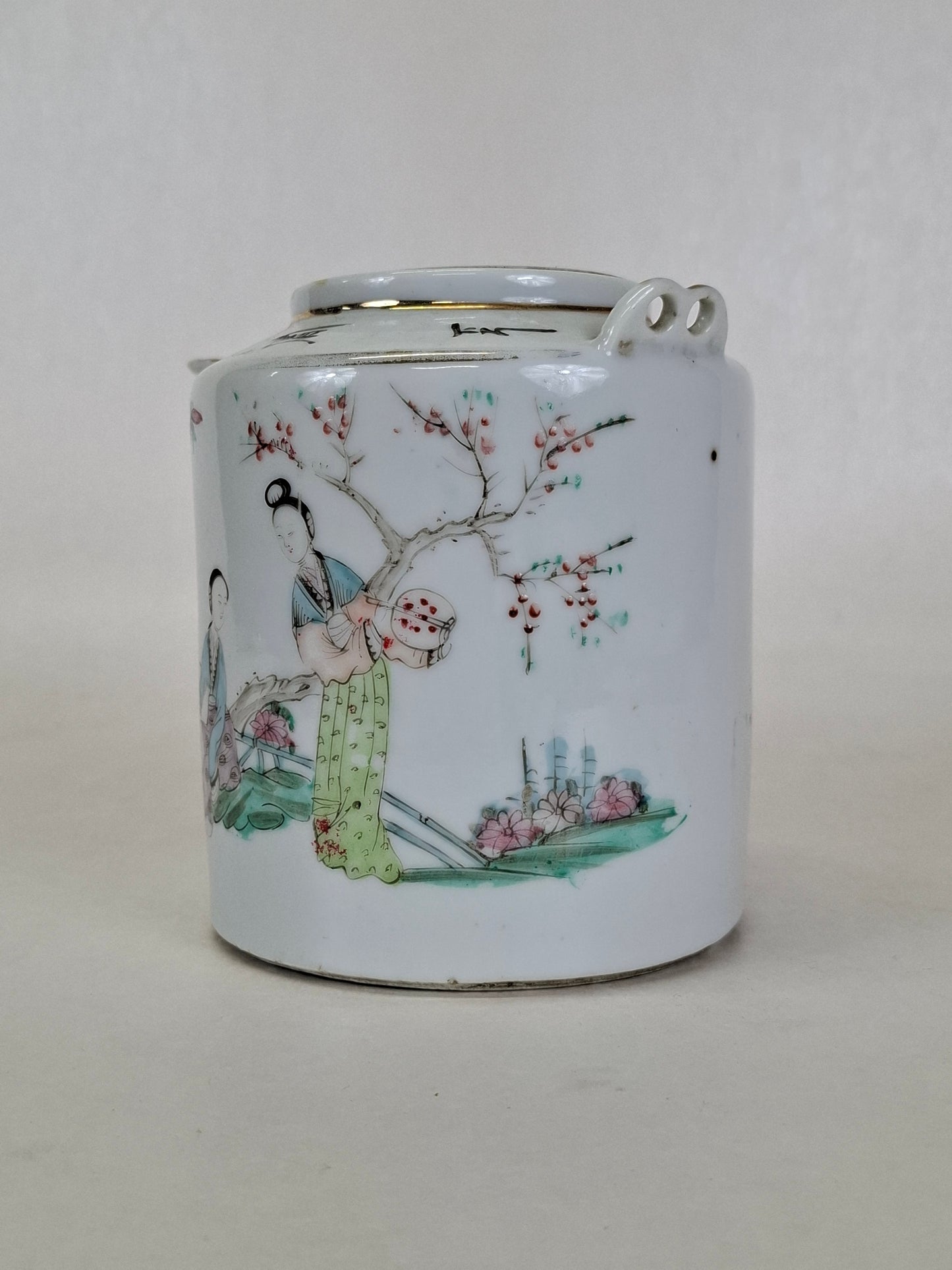 Théière chinoise ancienne décorée d'une scène de jardin // Période républicaine (1912-1949)