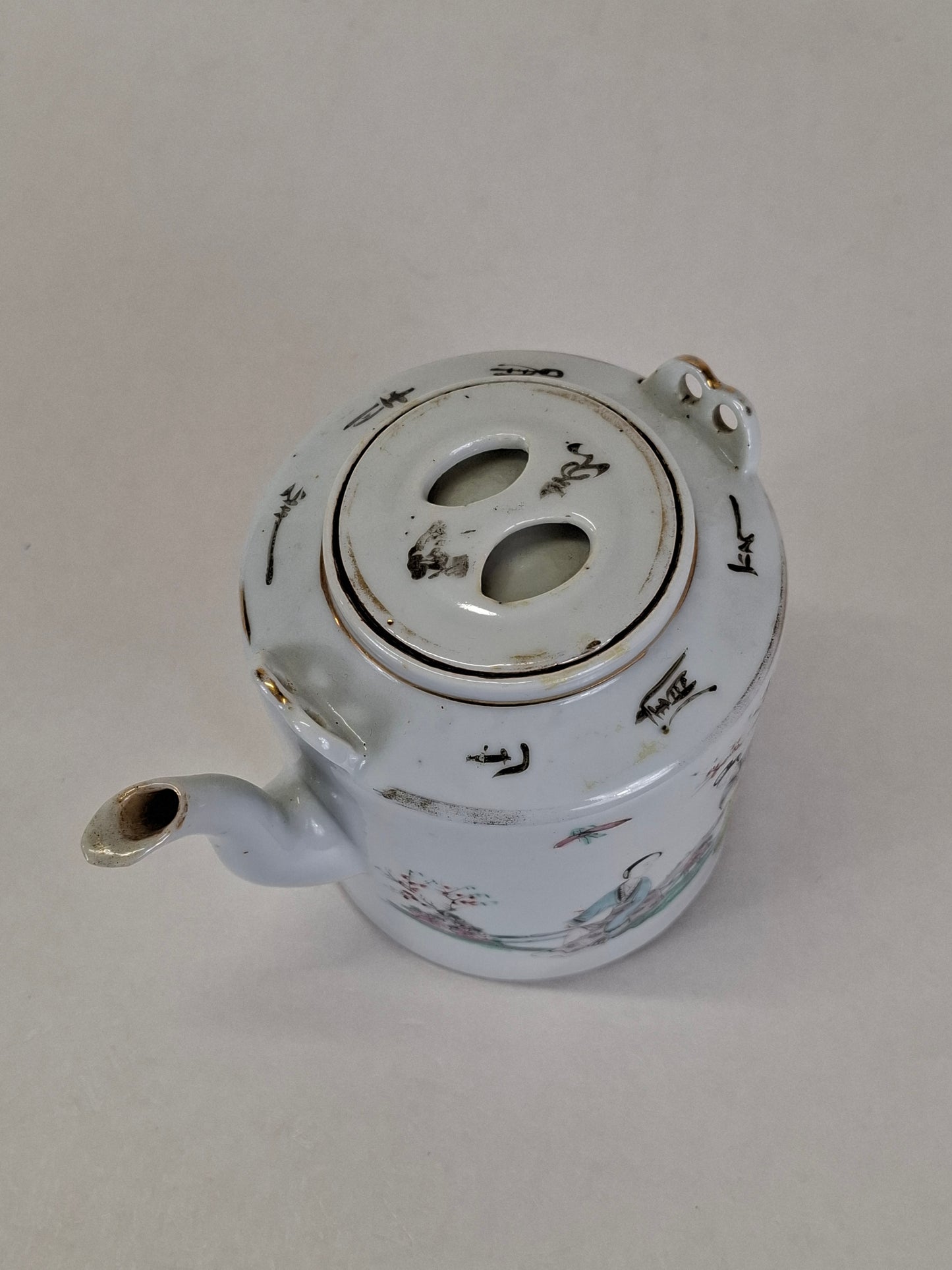 Théière chinoise ancienne décorée d'une scène de jardin // Période républicaine (1912-1949)