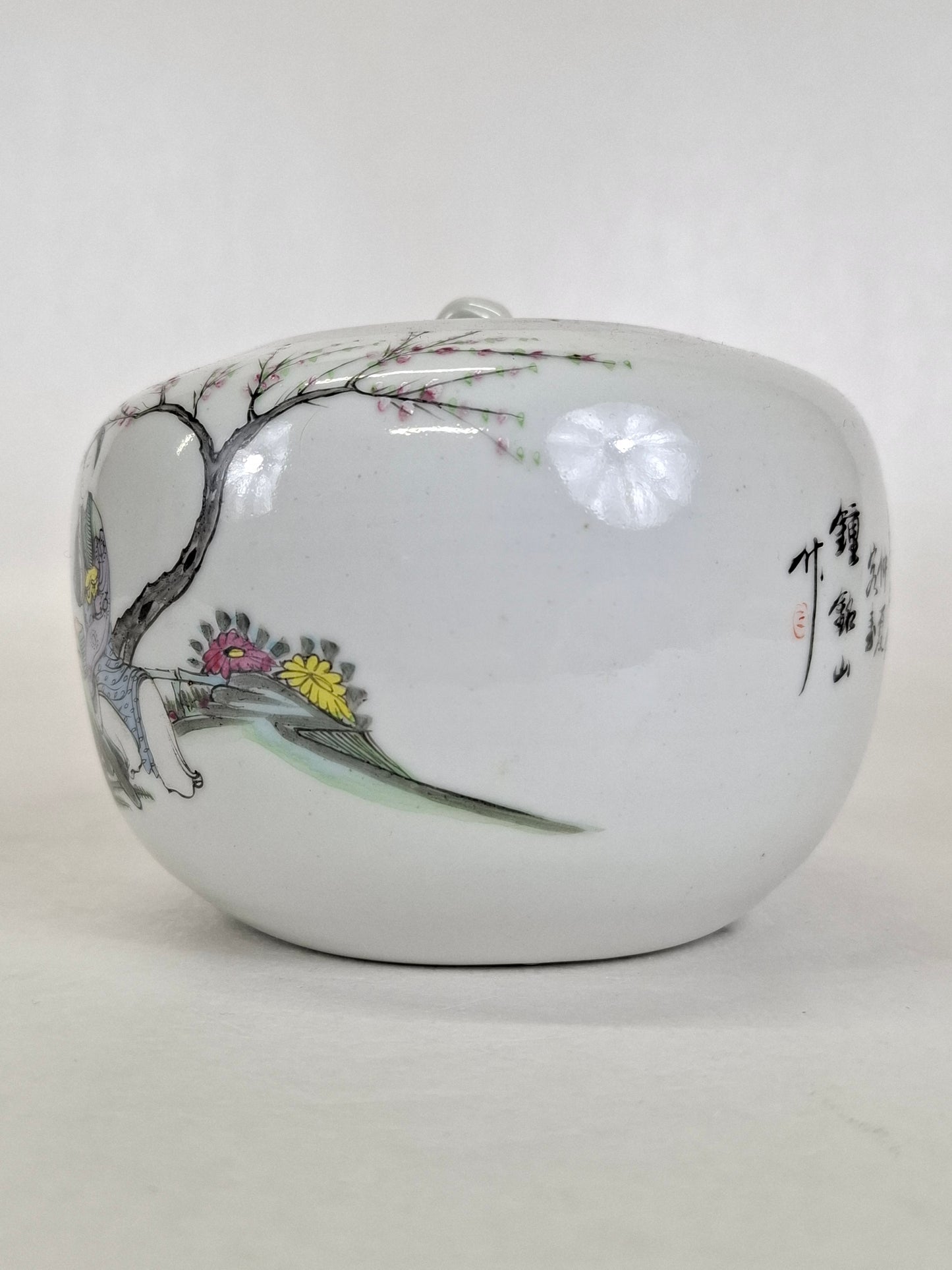 Antique Chinese bonbonniere decorated with an oriental garden scene // Republic period (1912-1949)