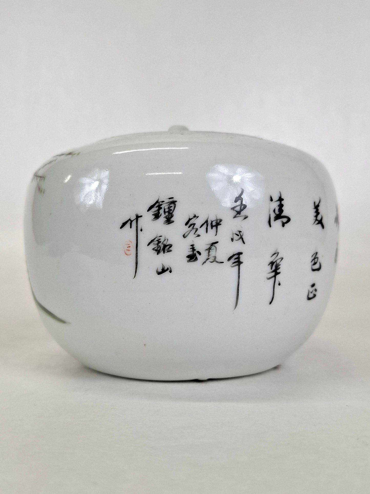 Antique Chinese bonbonniere decorated with an oriental garden scene // Republic period (1912-1949)