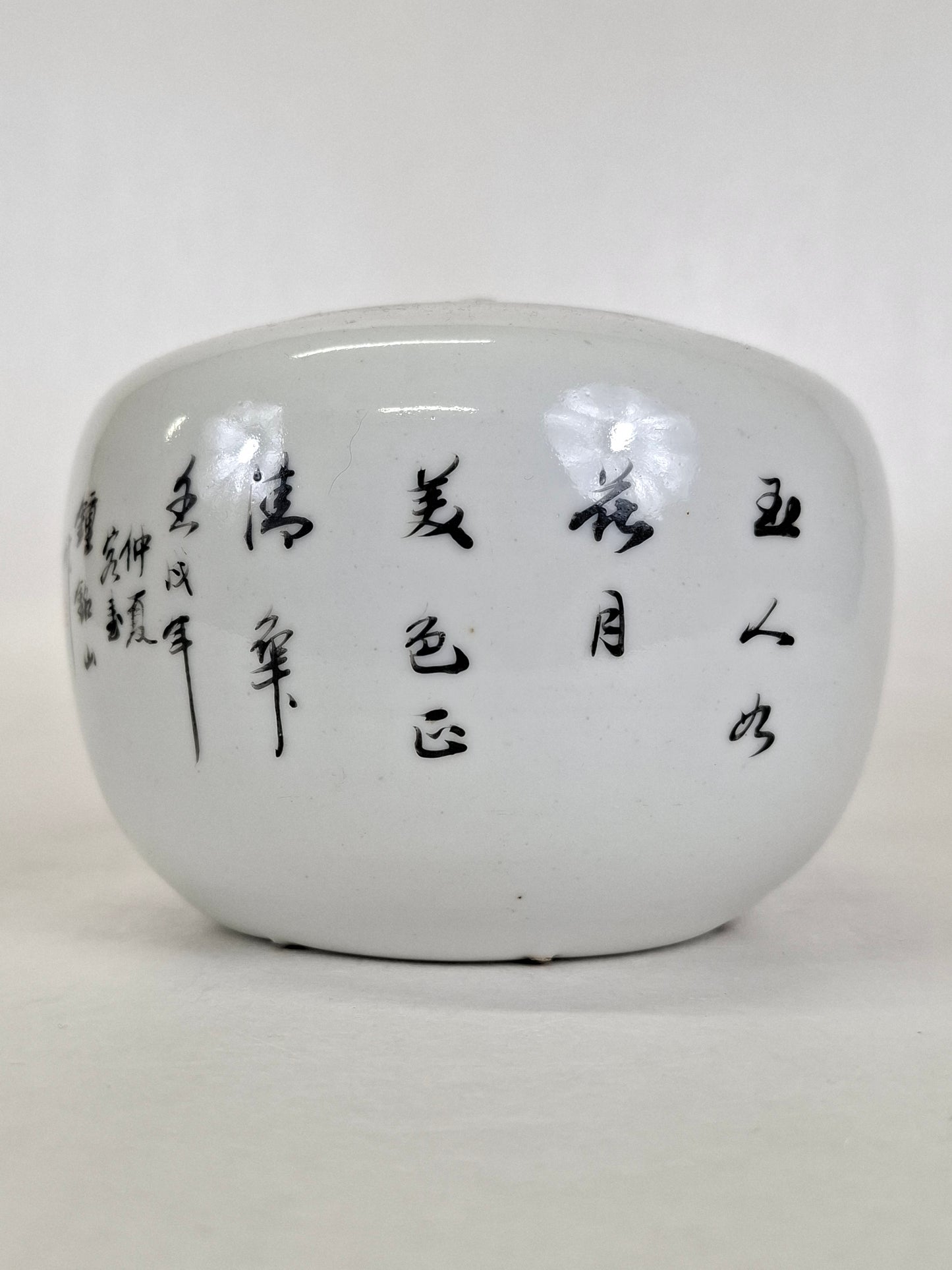 Antique Chinese bonbonniere decorated with an oriental garden scene // Republic period (1912-1949)