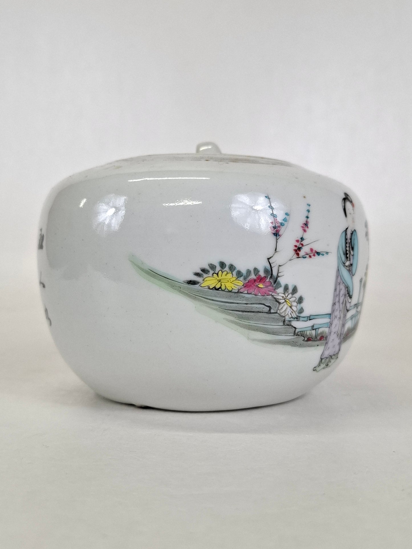 Antique Chinese bonbonniere decorated with an oriental garden scene // Republic period (1912-1949)