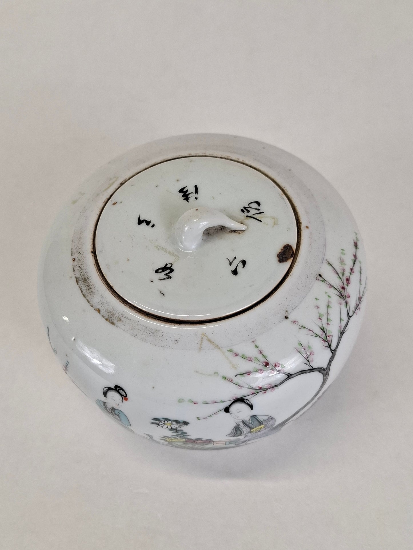 Antique Chinese bonbonniere decorated with an oriental garden scene // Republic period (1912-1949)