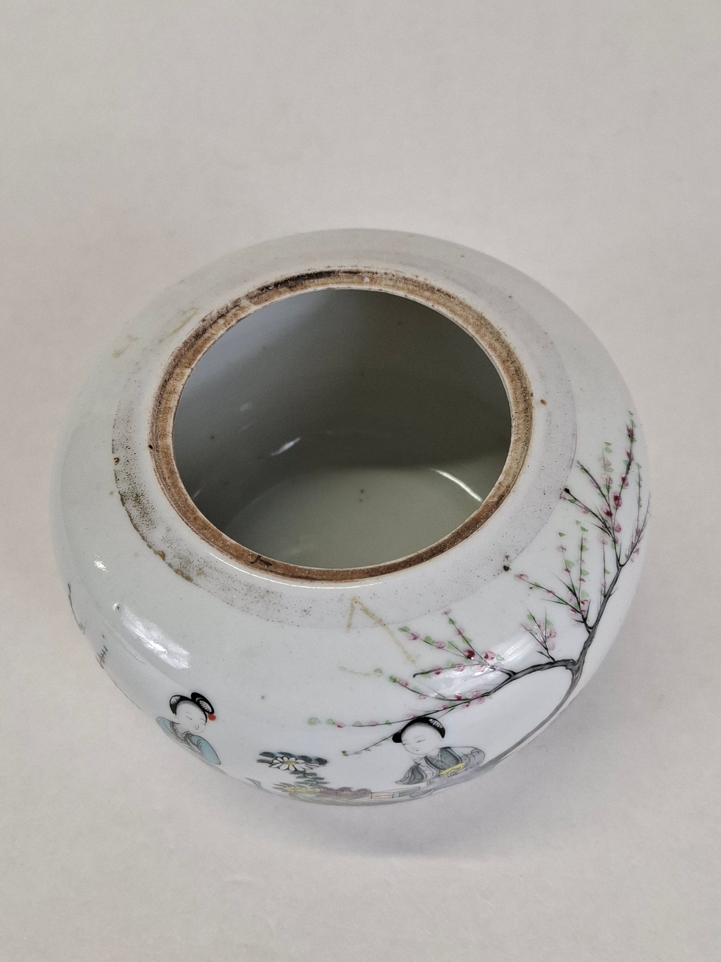 Antique Chinese bonbonniere decorated with an oriental garden scene // Republic period (1912-1949)